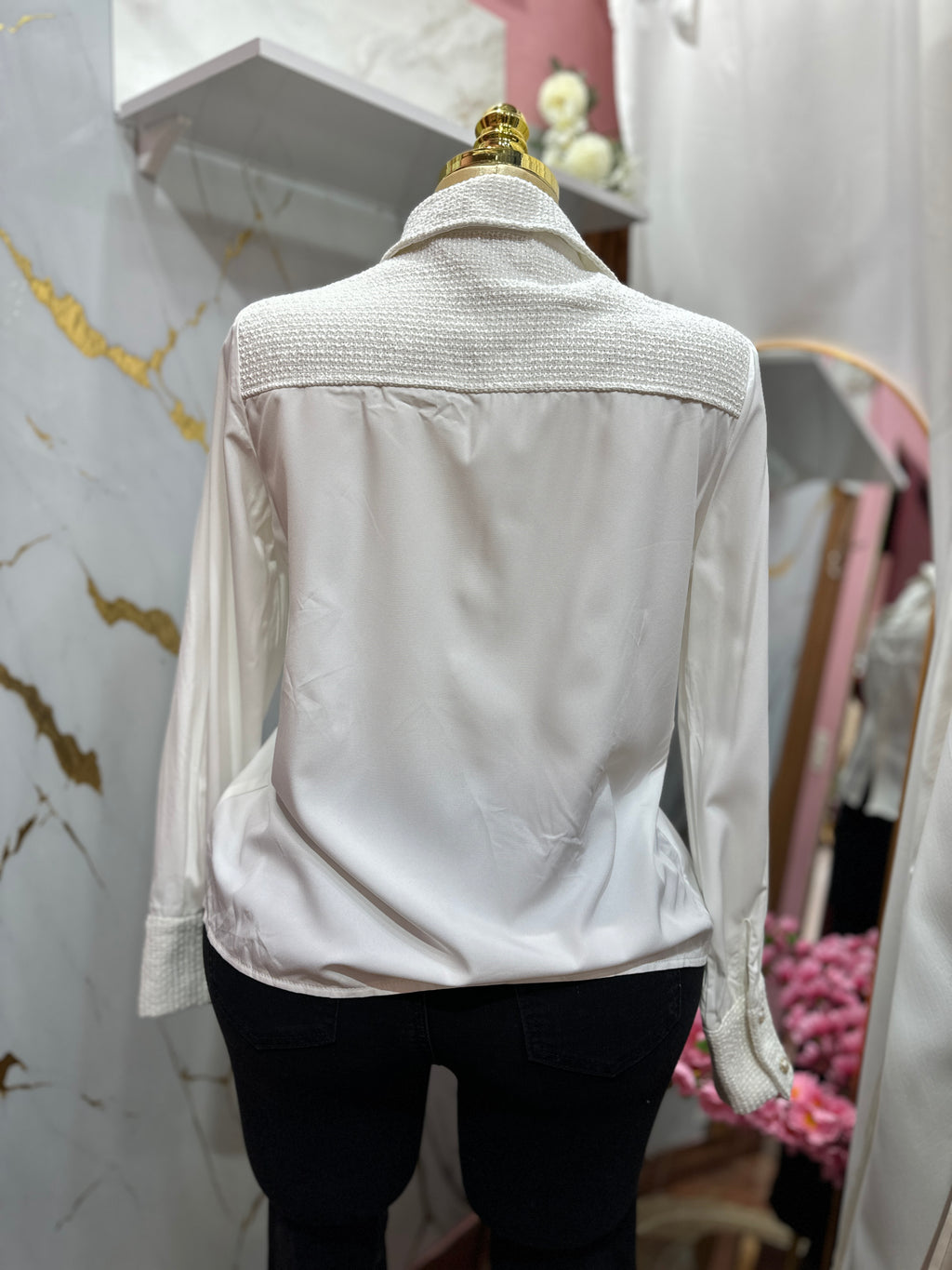 Blusa blanca fina con botones