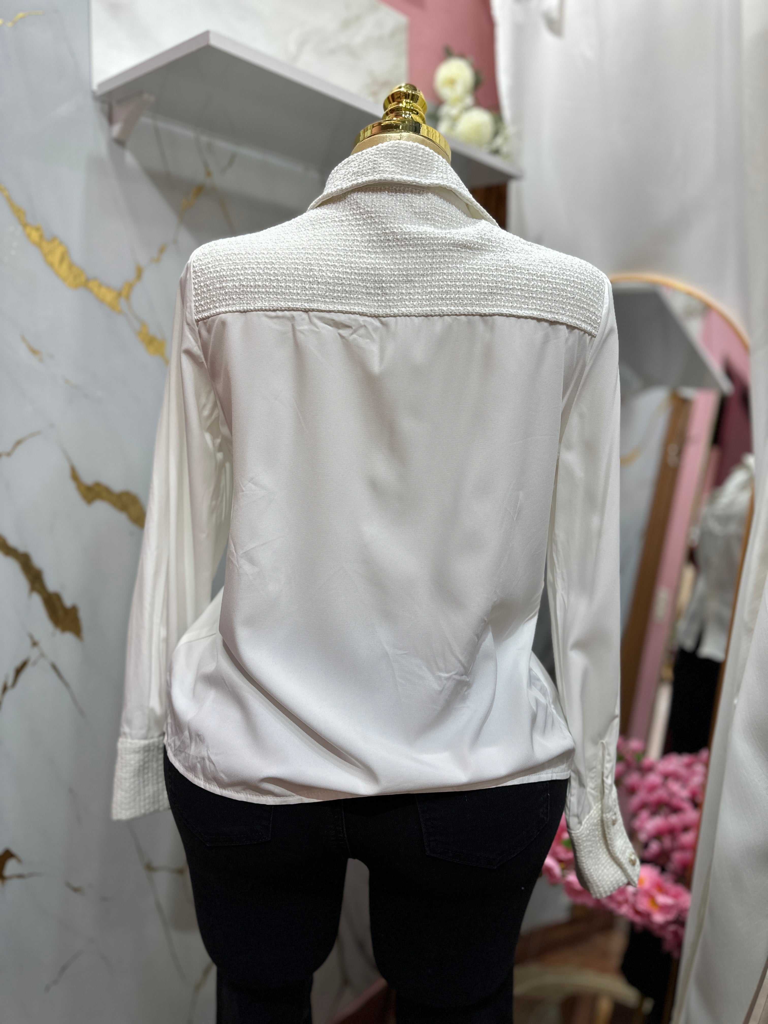 Blusa blanca fina con botones