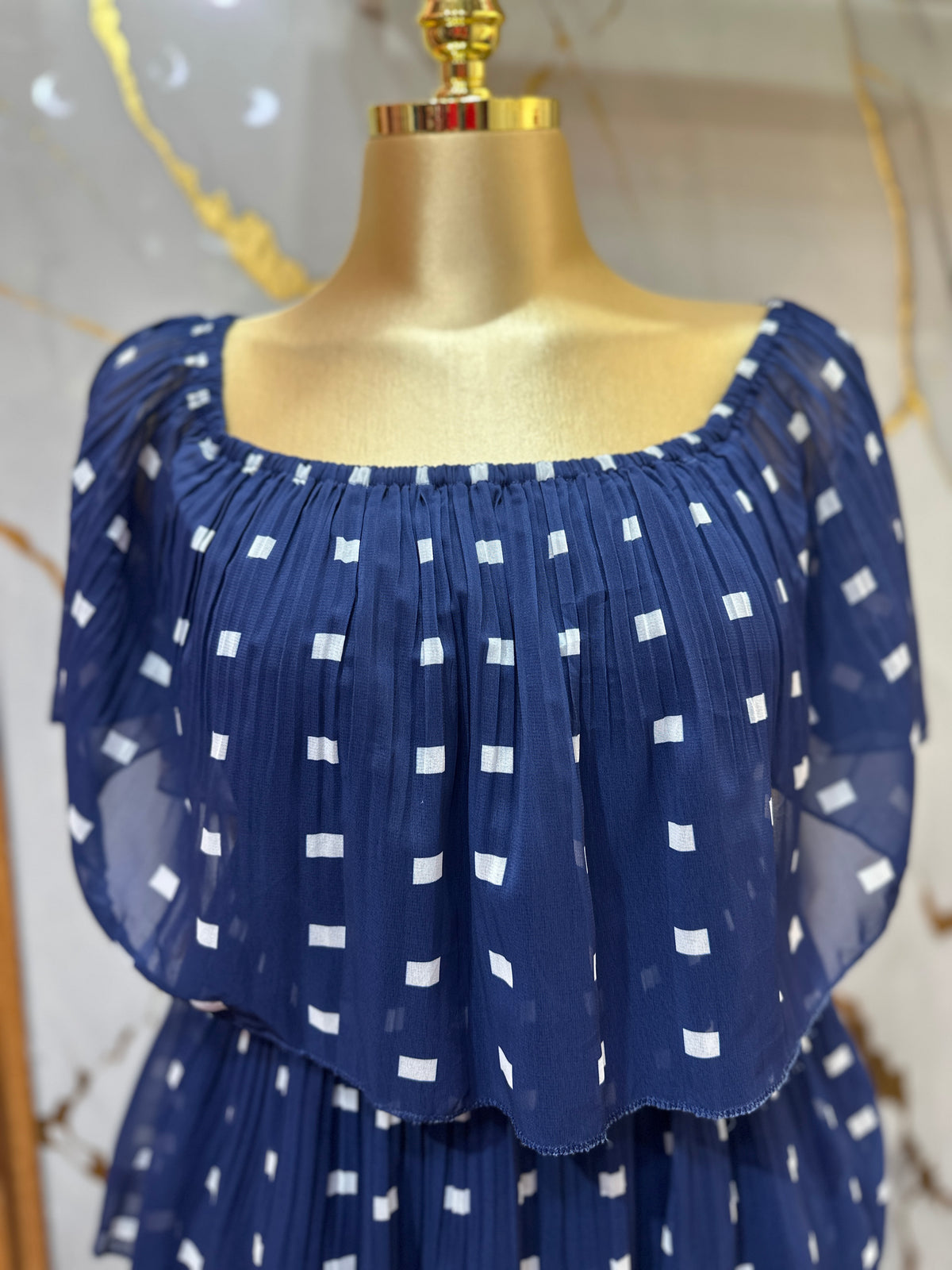 Vestido elegante azul marino con estampado y diseño de volantes en capas