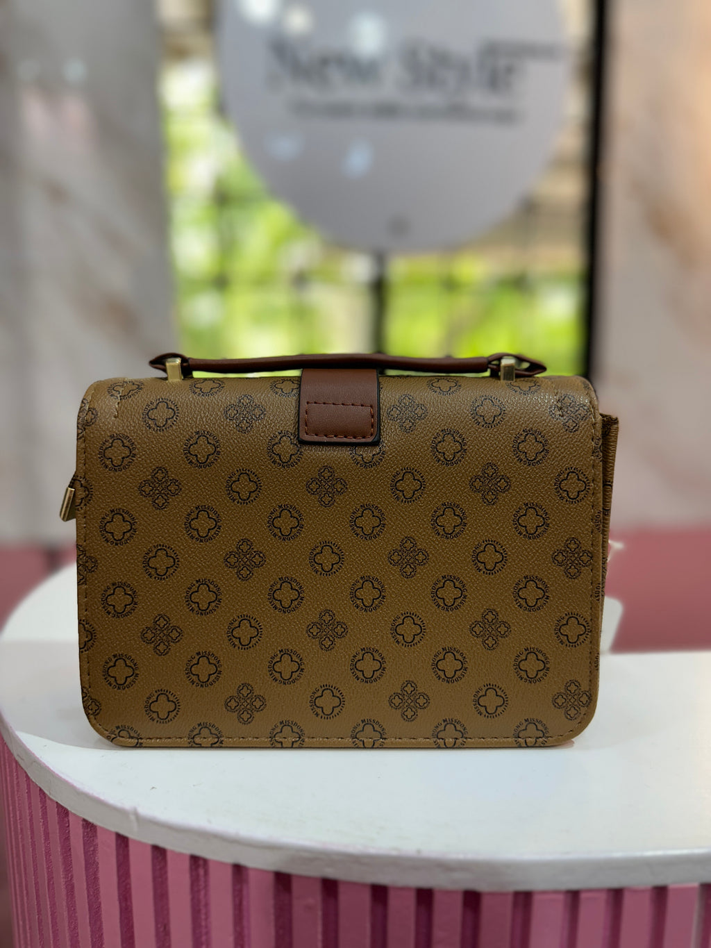Cartera elegante en tono café con diseño estampado, cierre elegante y correa ajustable