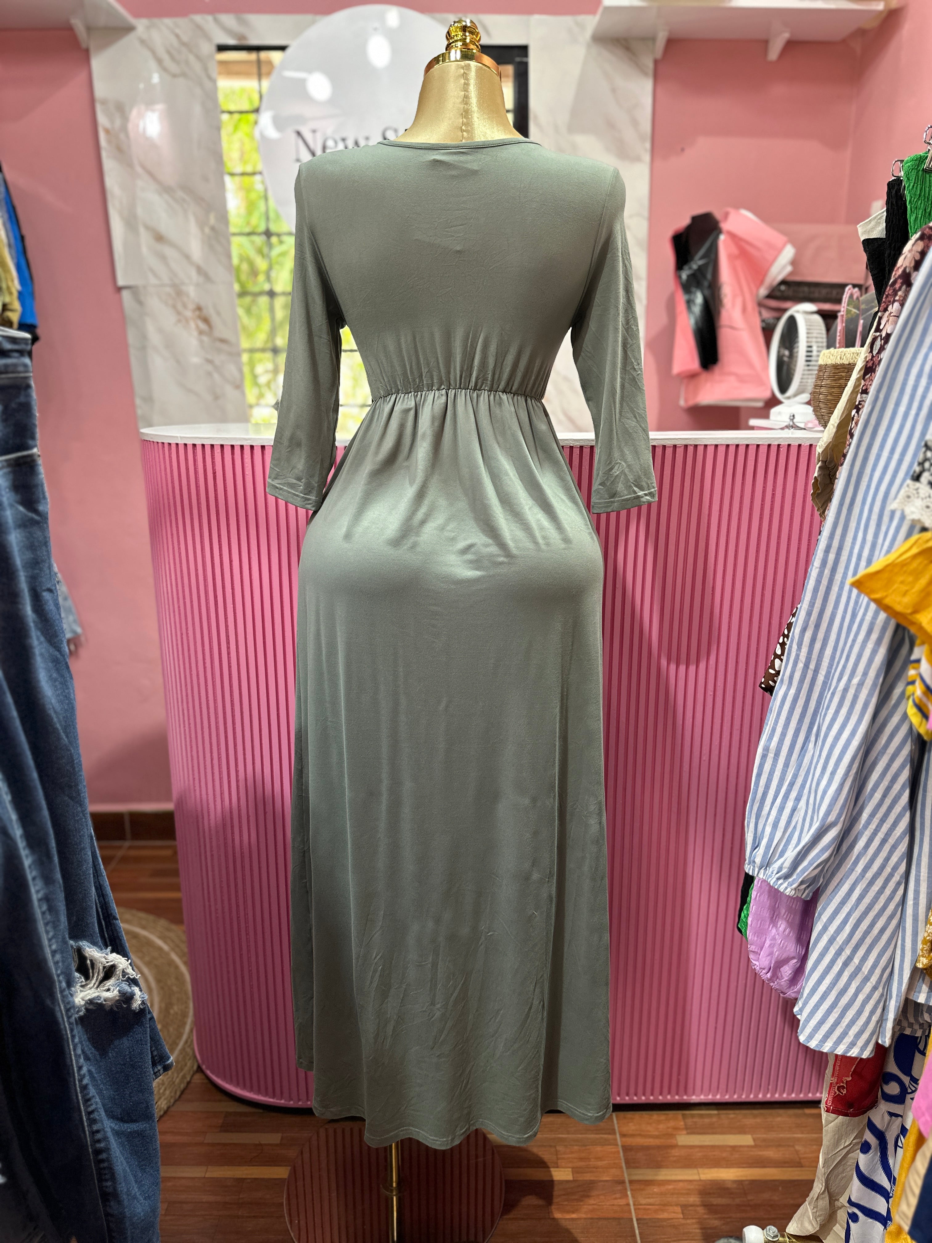vestido largo con cuello cruzado y mangas 3/4