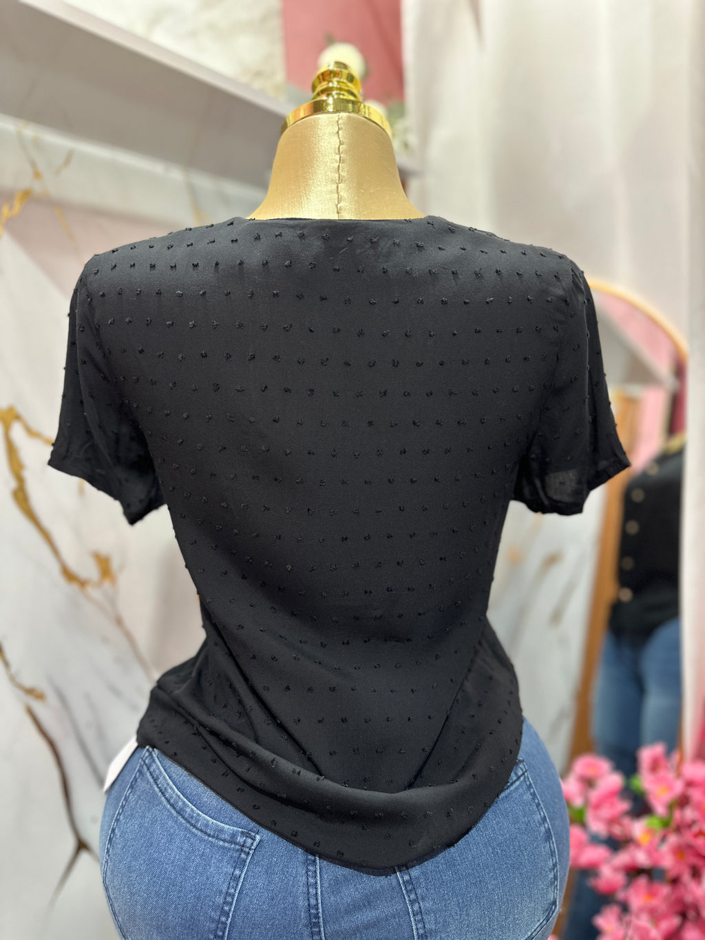 Blusa negra con botones frontales