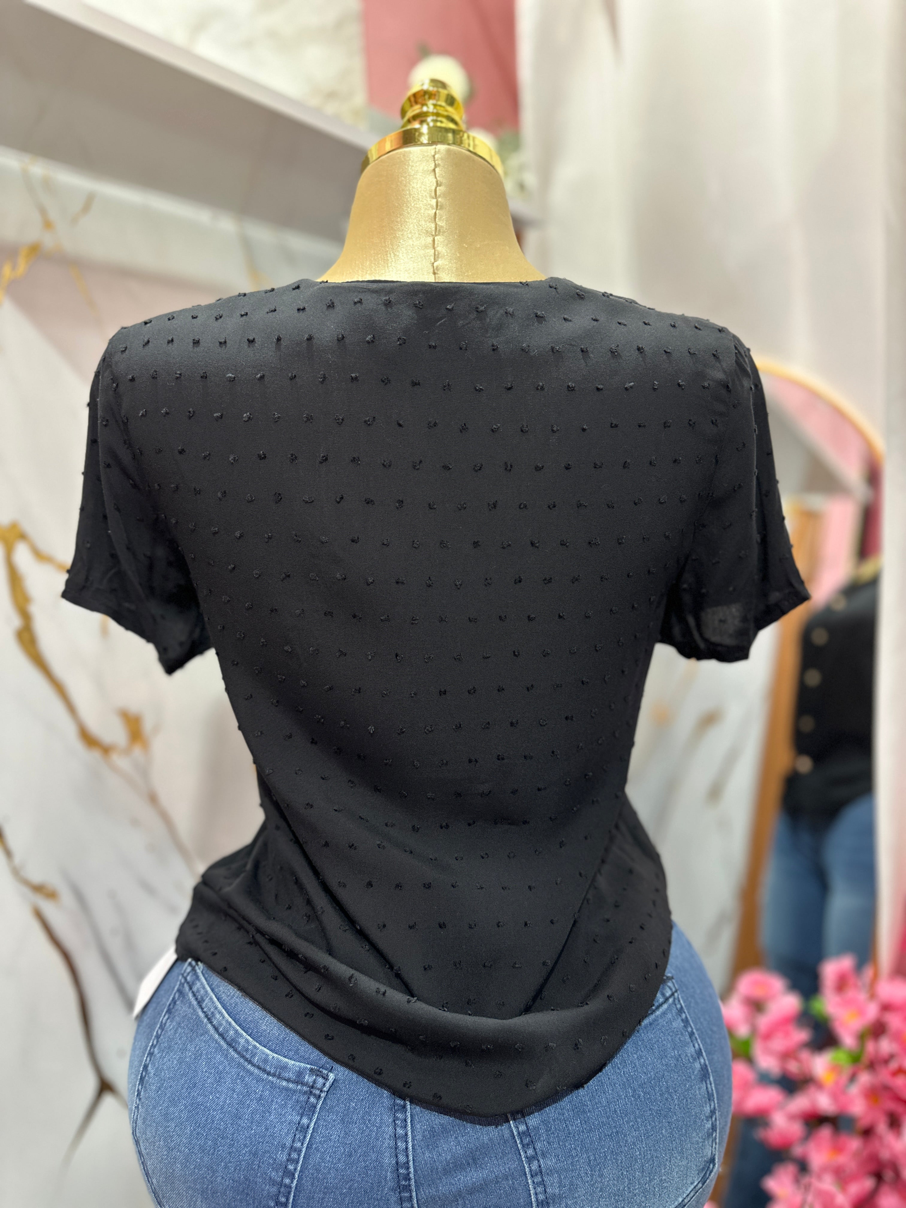 Blusa negra con botones frontales
