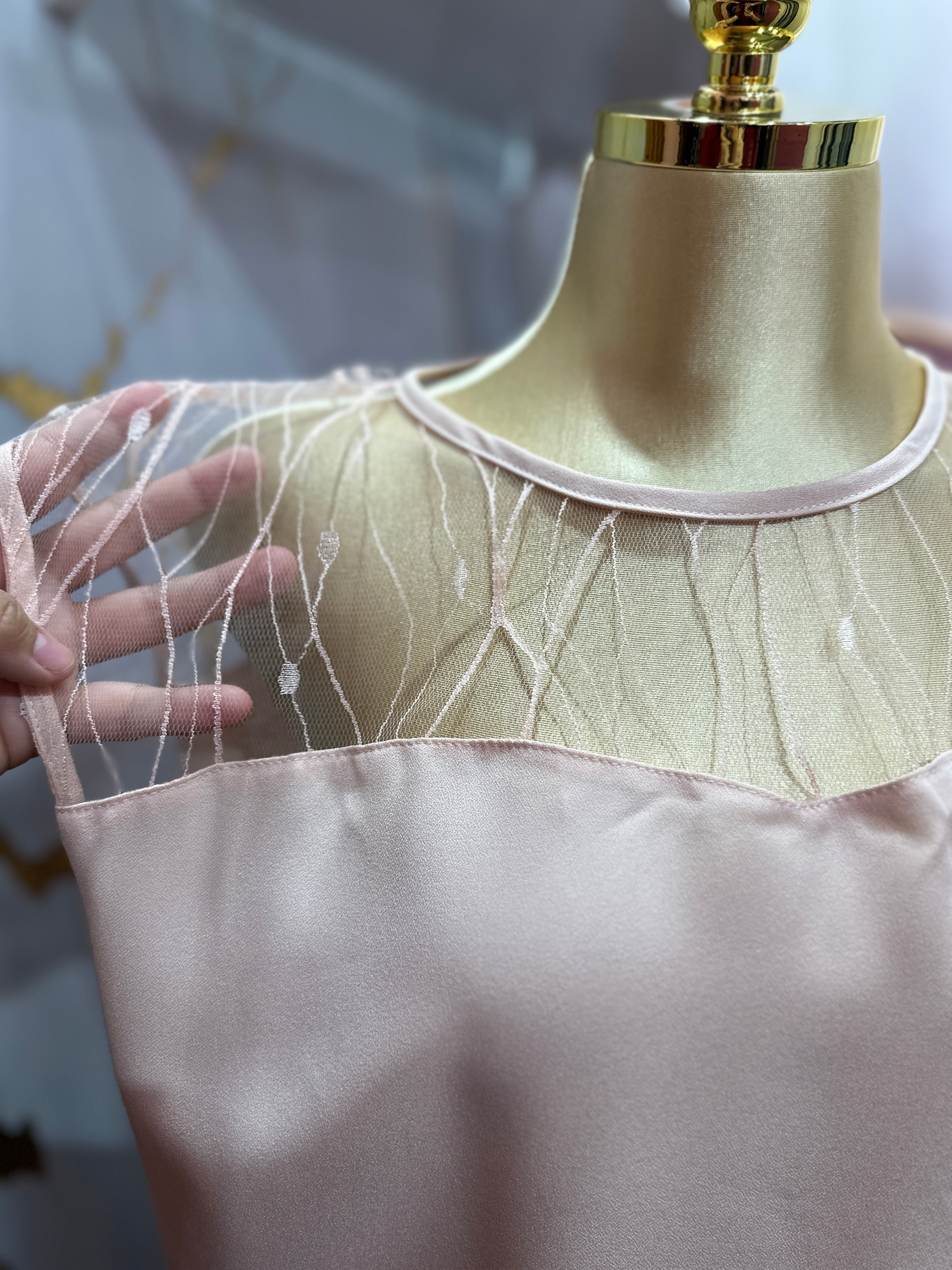 Blusa casual con diseño de malla traslúcida en la parte superior