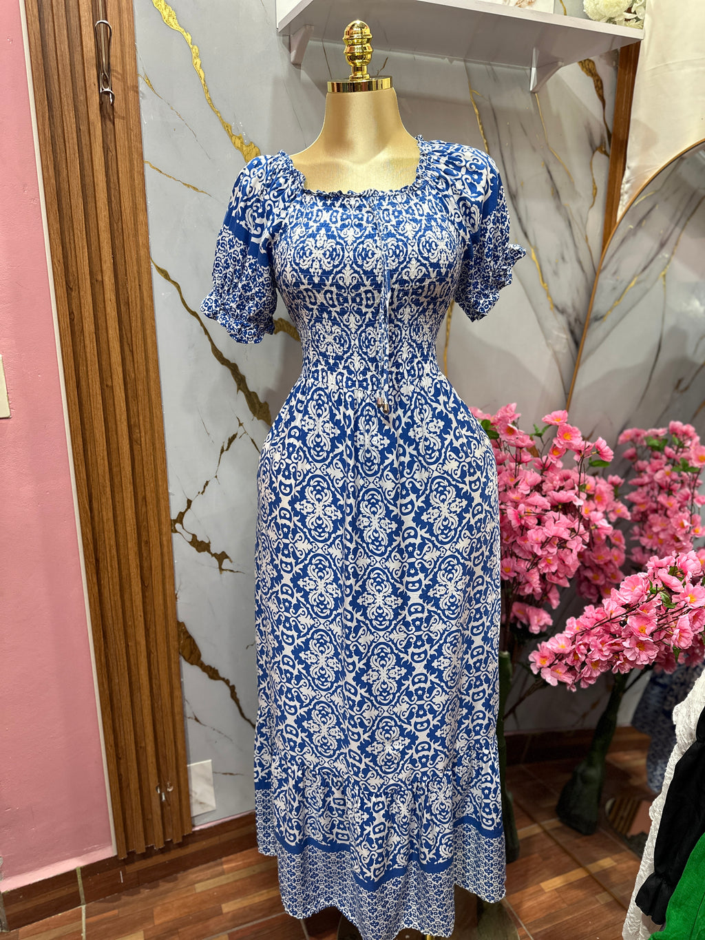 Vestido largo con estampado azul y blanco de mangas abullonadas