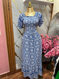 Vestido largo con estampado azul y blanco de mangas abullonadas