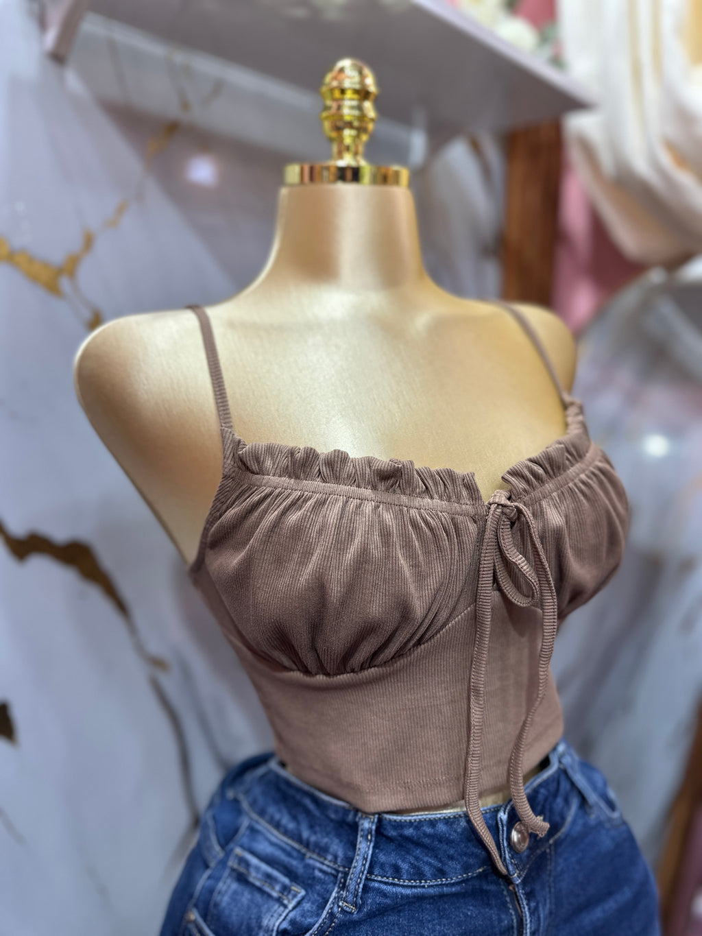 Top corto de tirantes SHEIN en tono café con fruncido en el busto y un lazo ajustable al frente