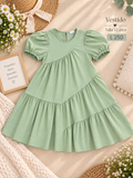 Vestido verde para niña con mangas abullonadas y un elegante detalle diagonal