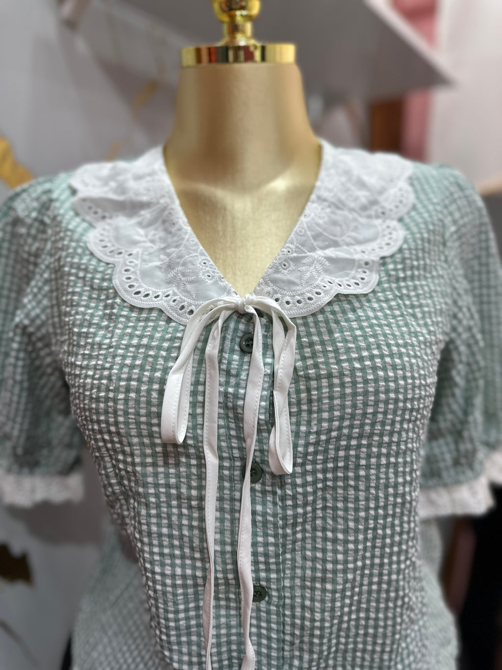 Blusa verde estilo coquette mangas y bordado blanco