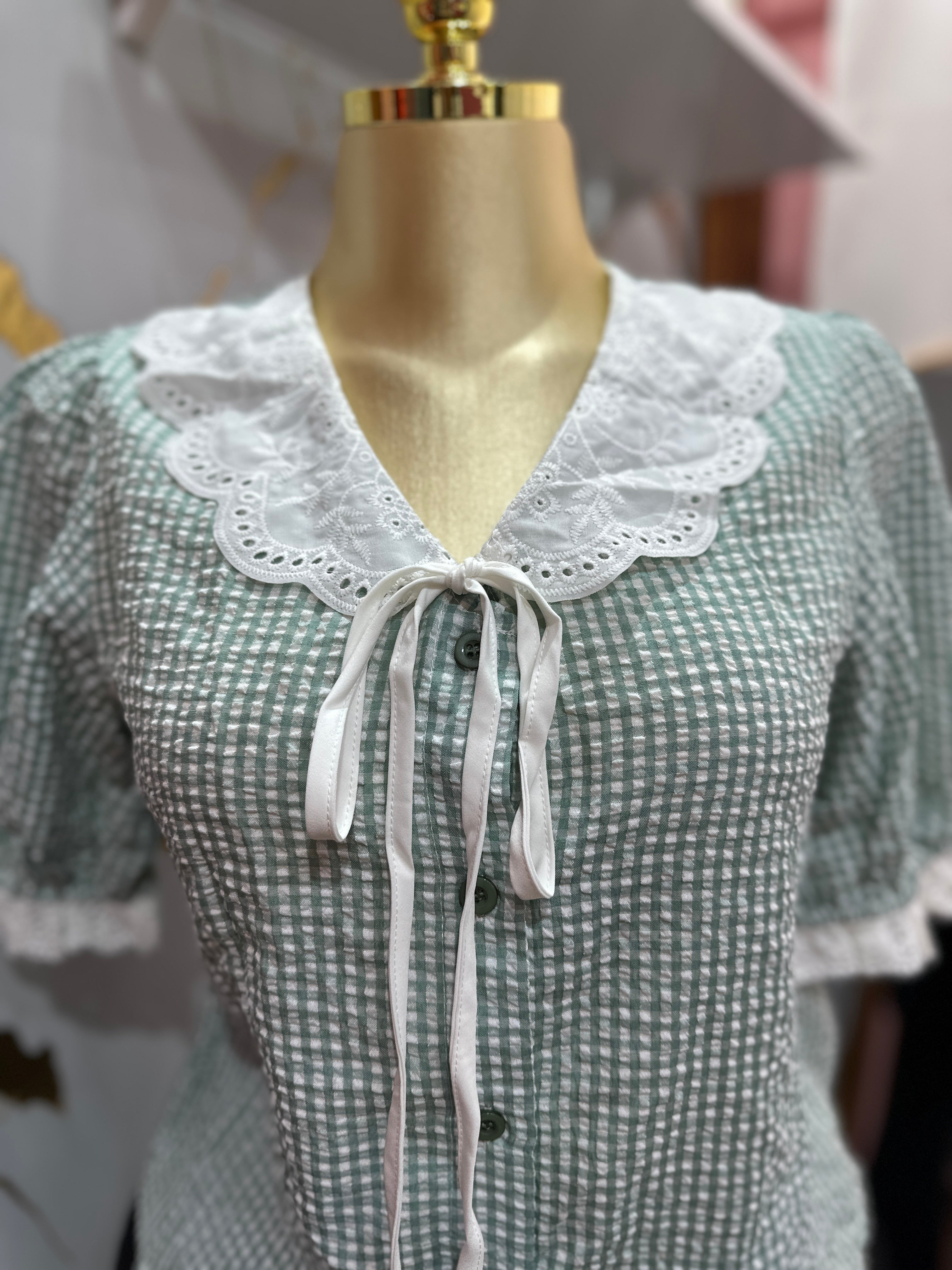 Blusa verde estilo coquette mangas y bordado blanco