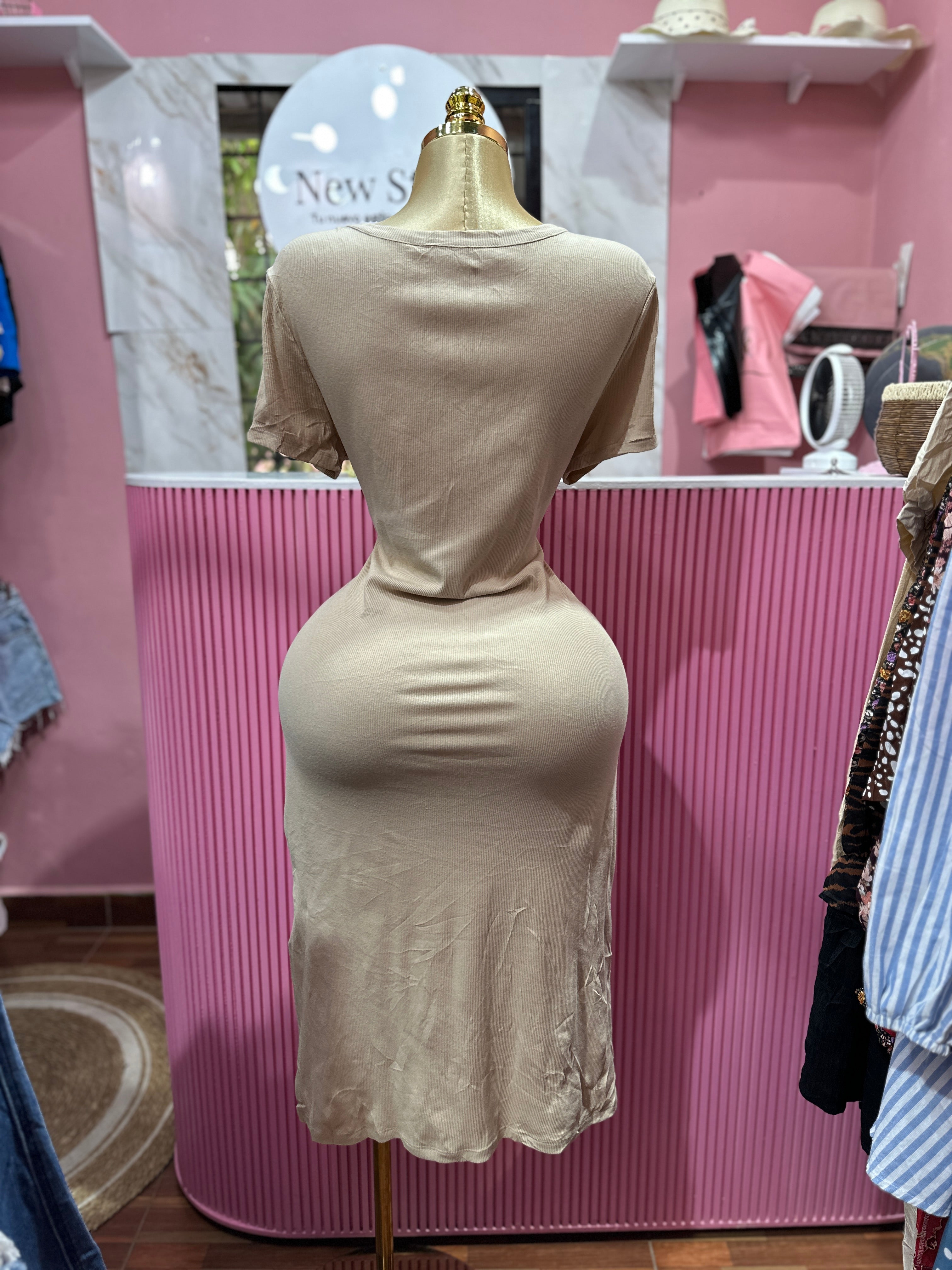 Vestido Midi Ajustado Beige  Manga corta con Abertura lateral en la pierna