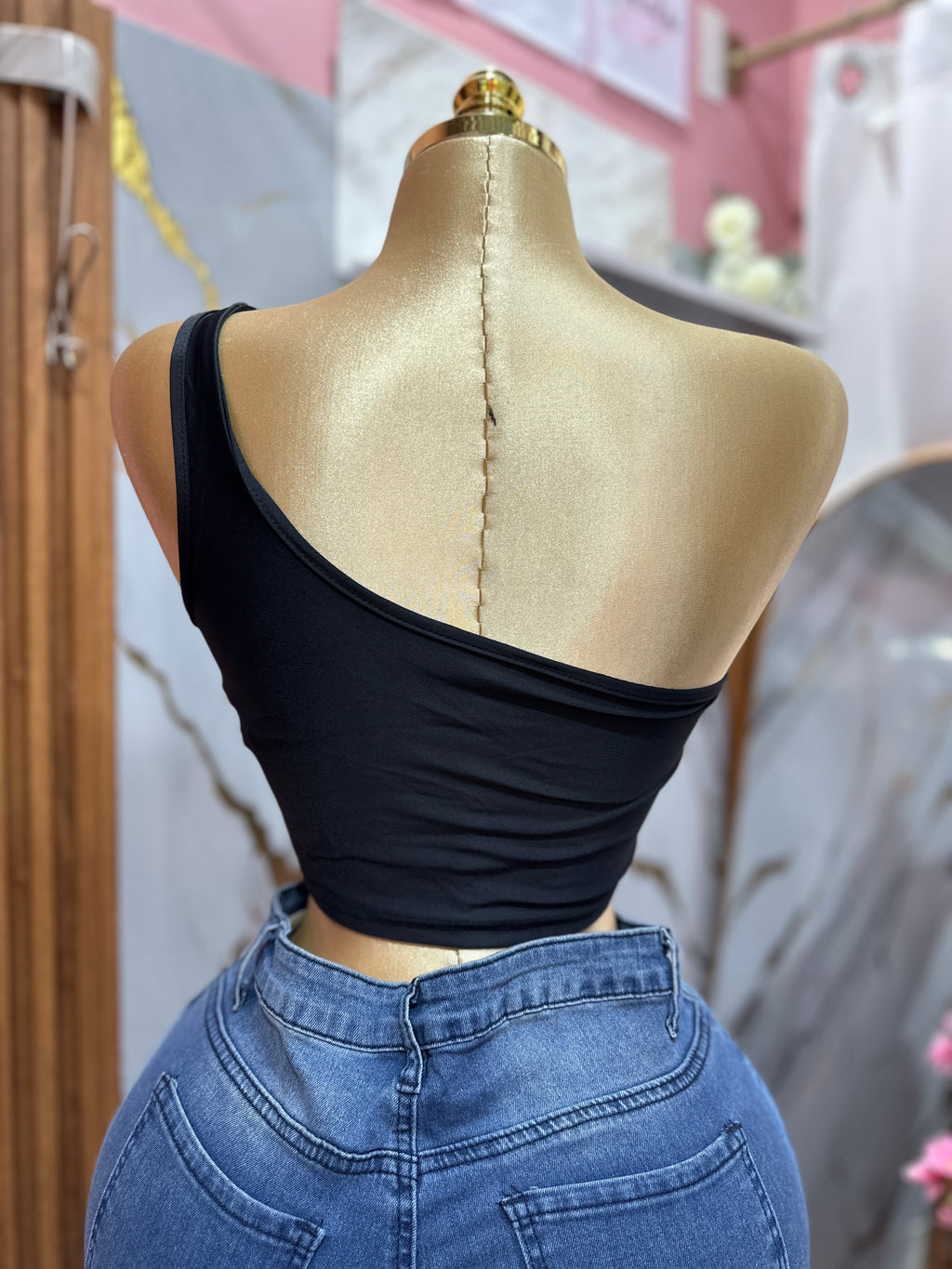 Top sexy de una manga color negro con transparencia
