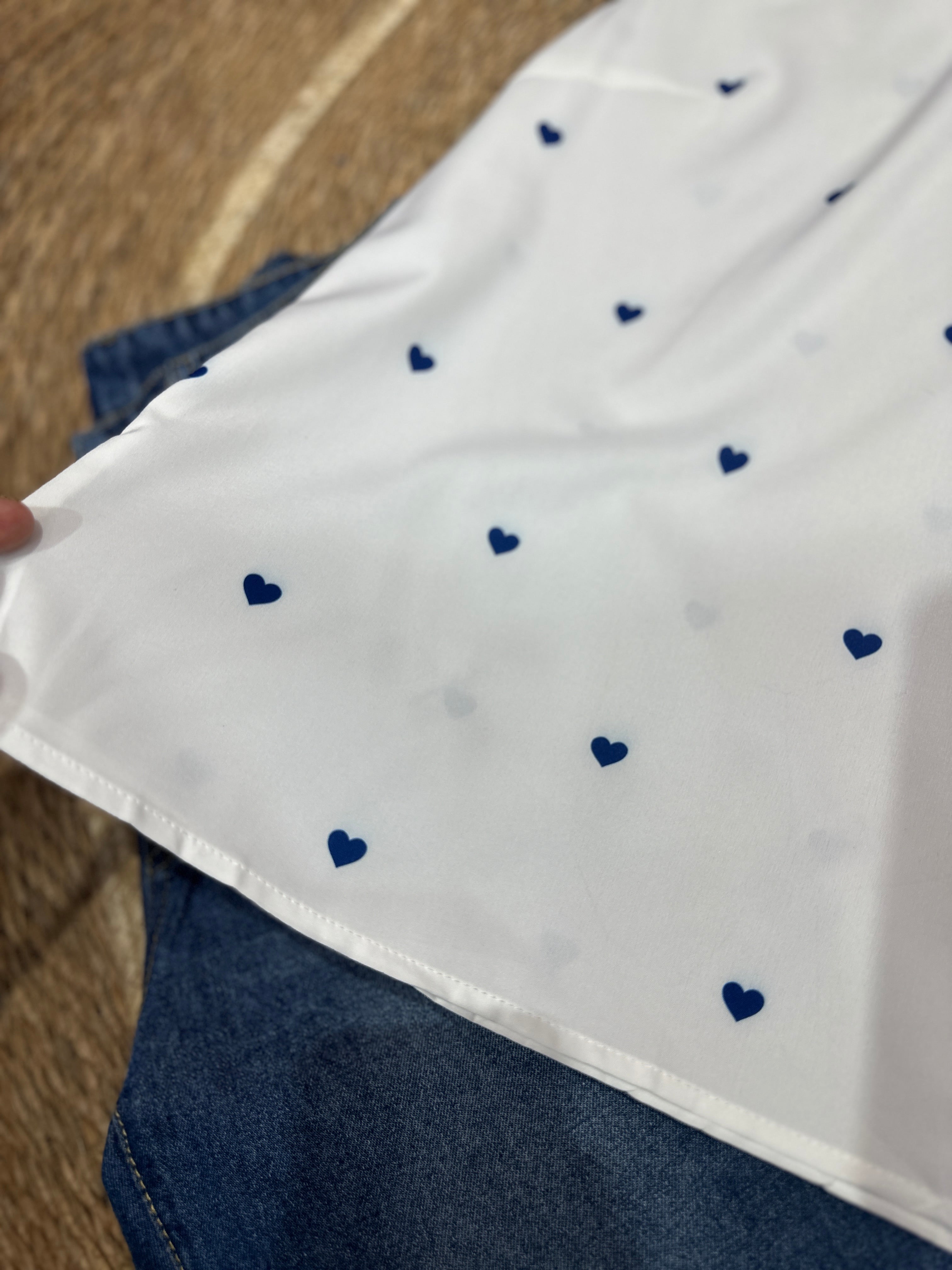 Blusa blanca con estampado de corazones