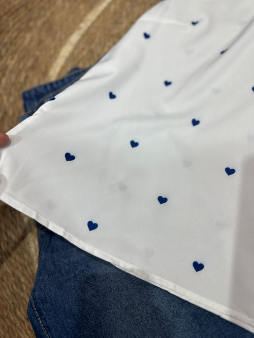 Blusa blanca con estampado de corazones