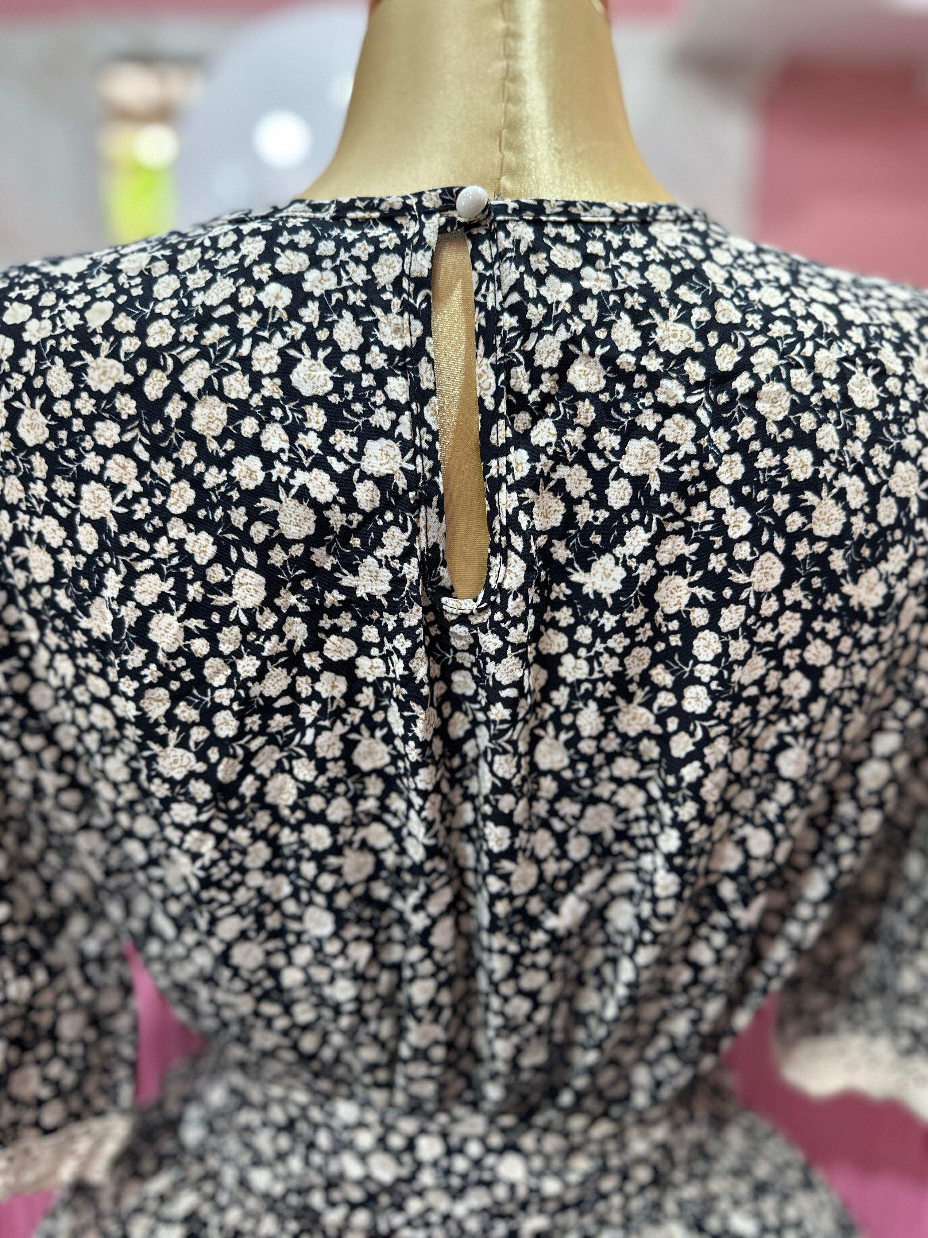 Jumpsuit corto con estampado floral y encaje