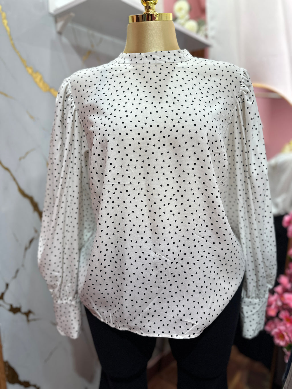 Blusa manga larga blanca de puntitos