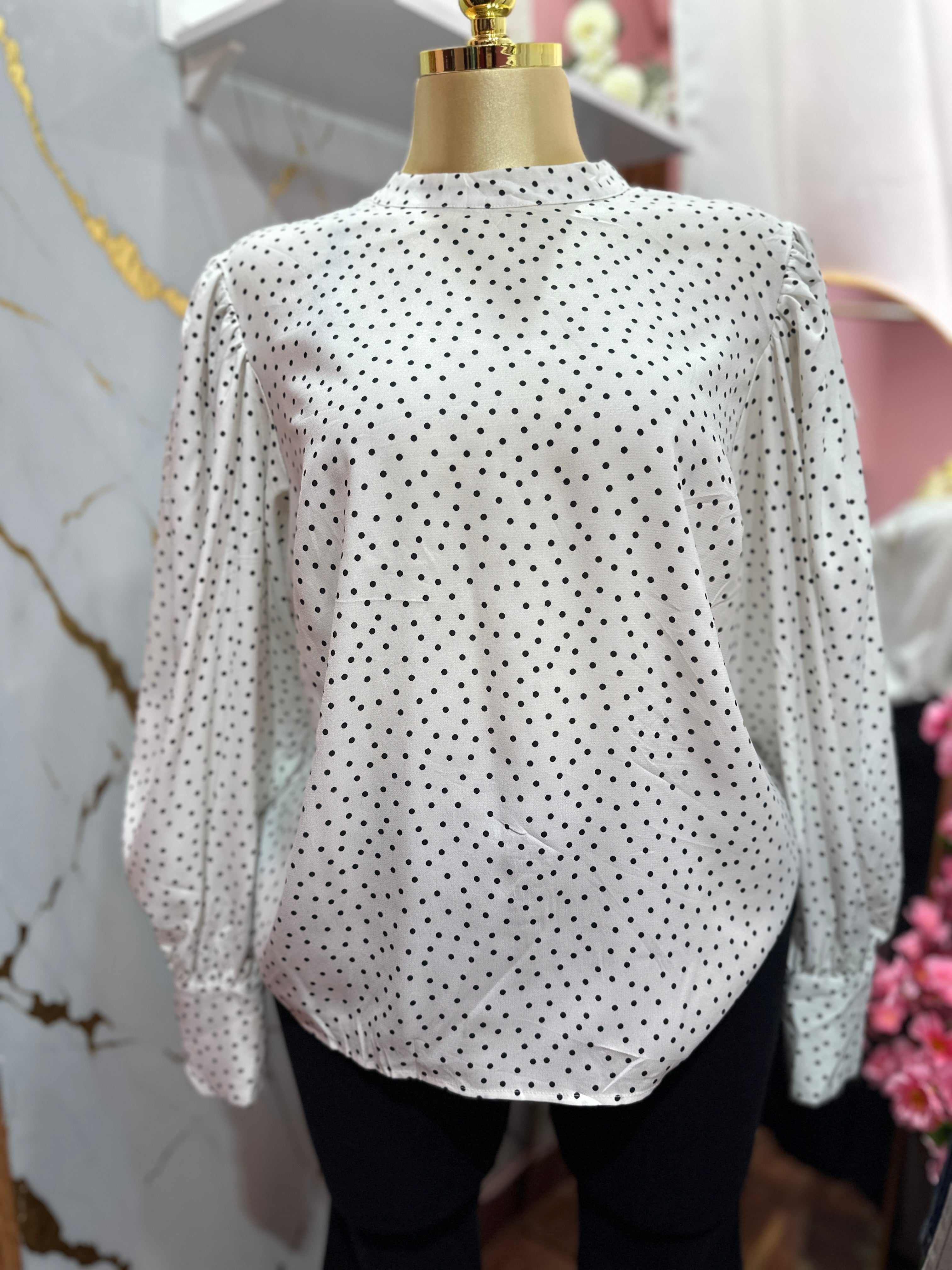 Blusa manga larga blanca de puntitos