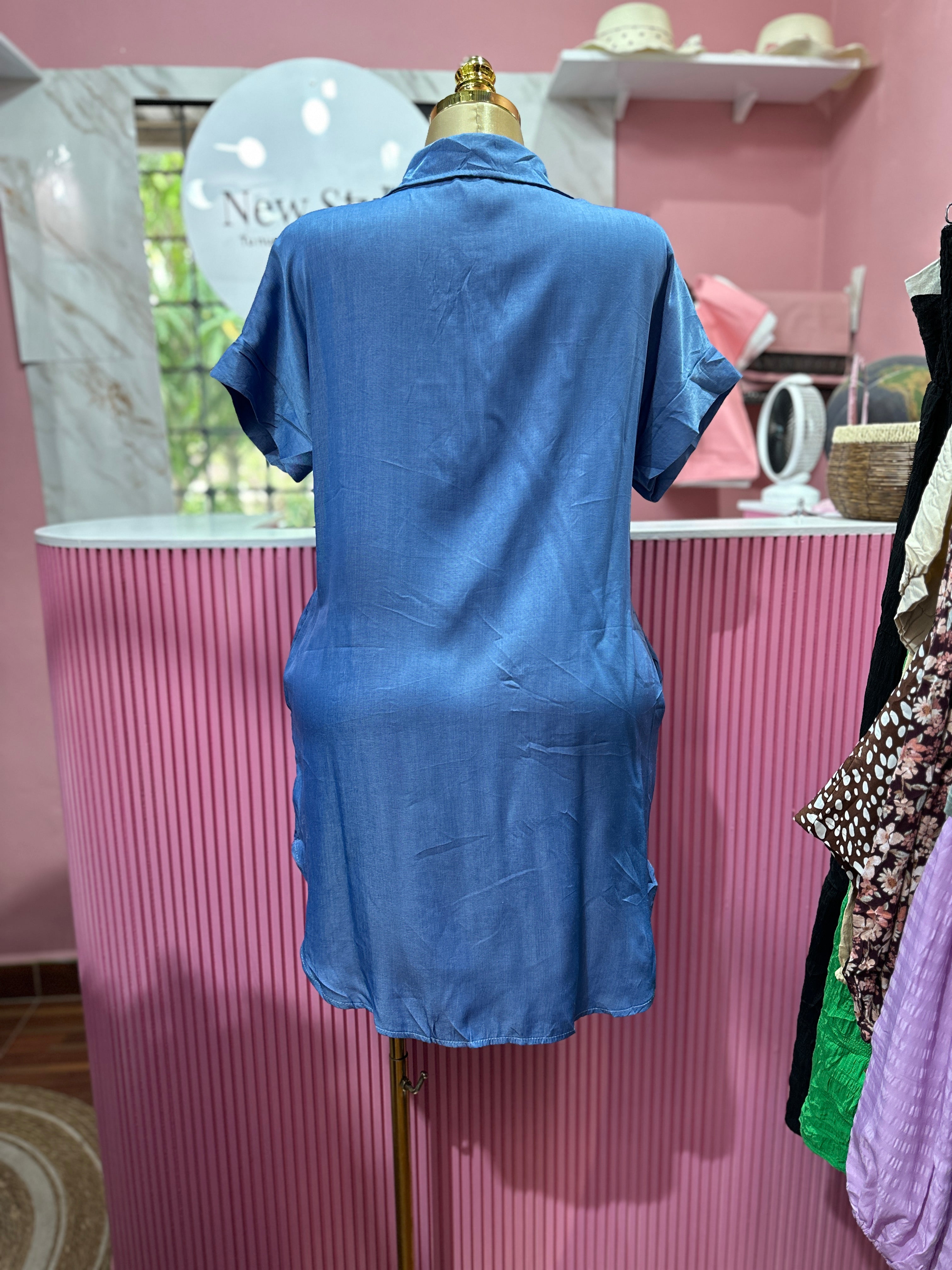 Vestido azul casual con botones, mangas cortas y bolsillos