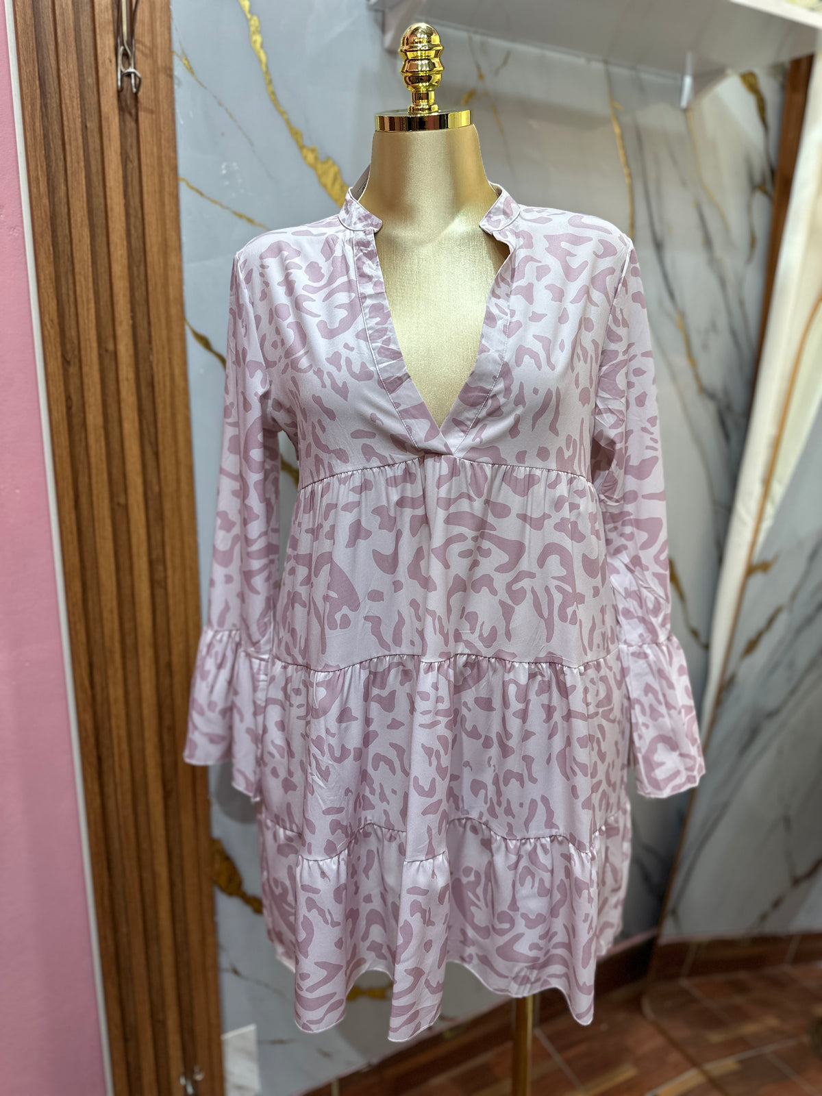 Vestido corto color rosado de manga larga con estampado cuenta un escote en V pronunciado