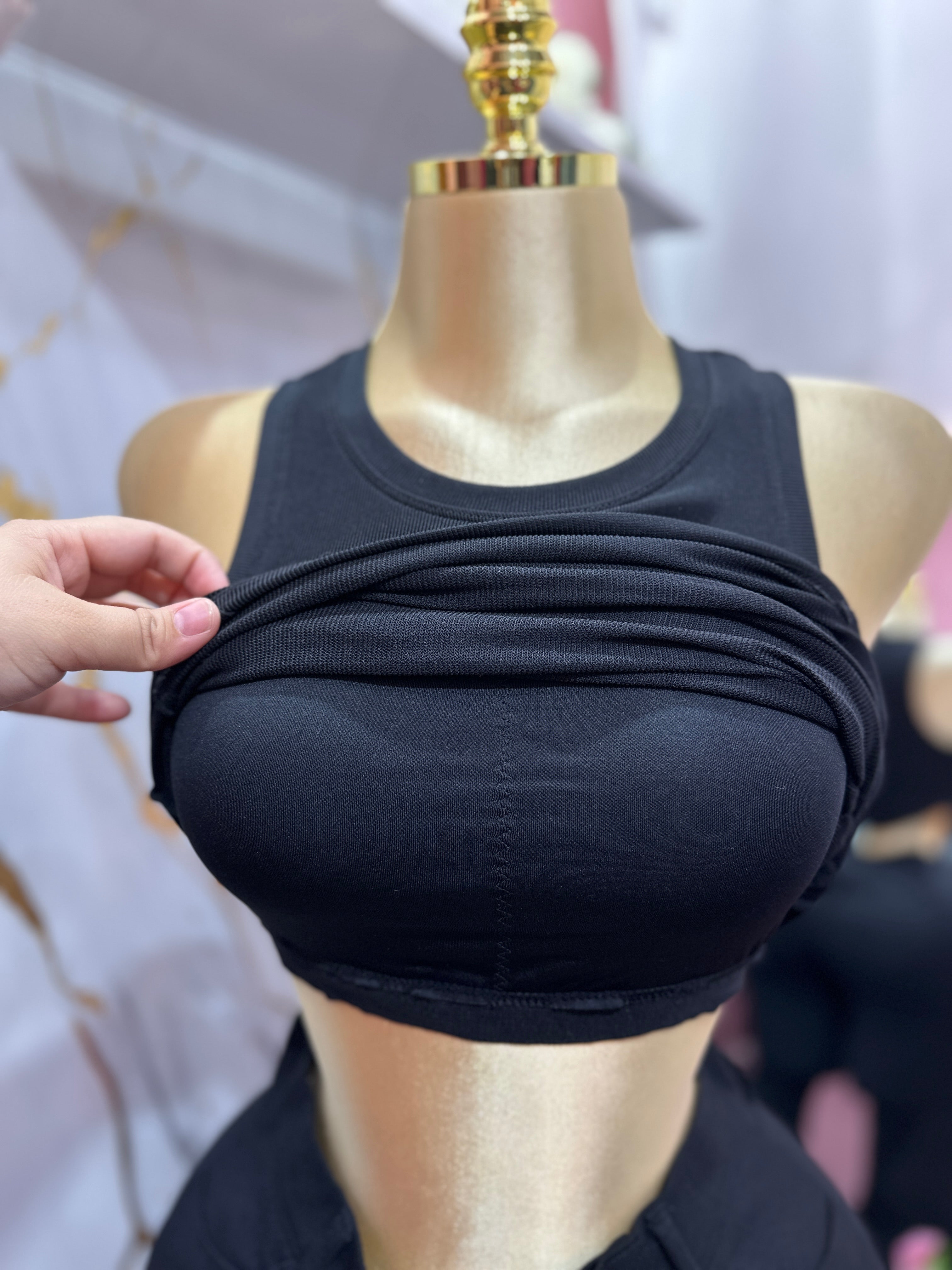 Crop top sin mangas color negro con un sostén incorporado