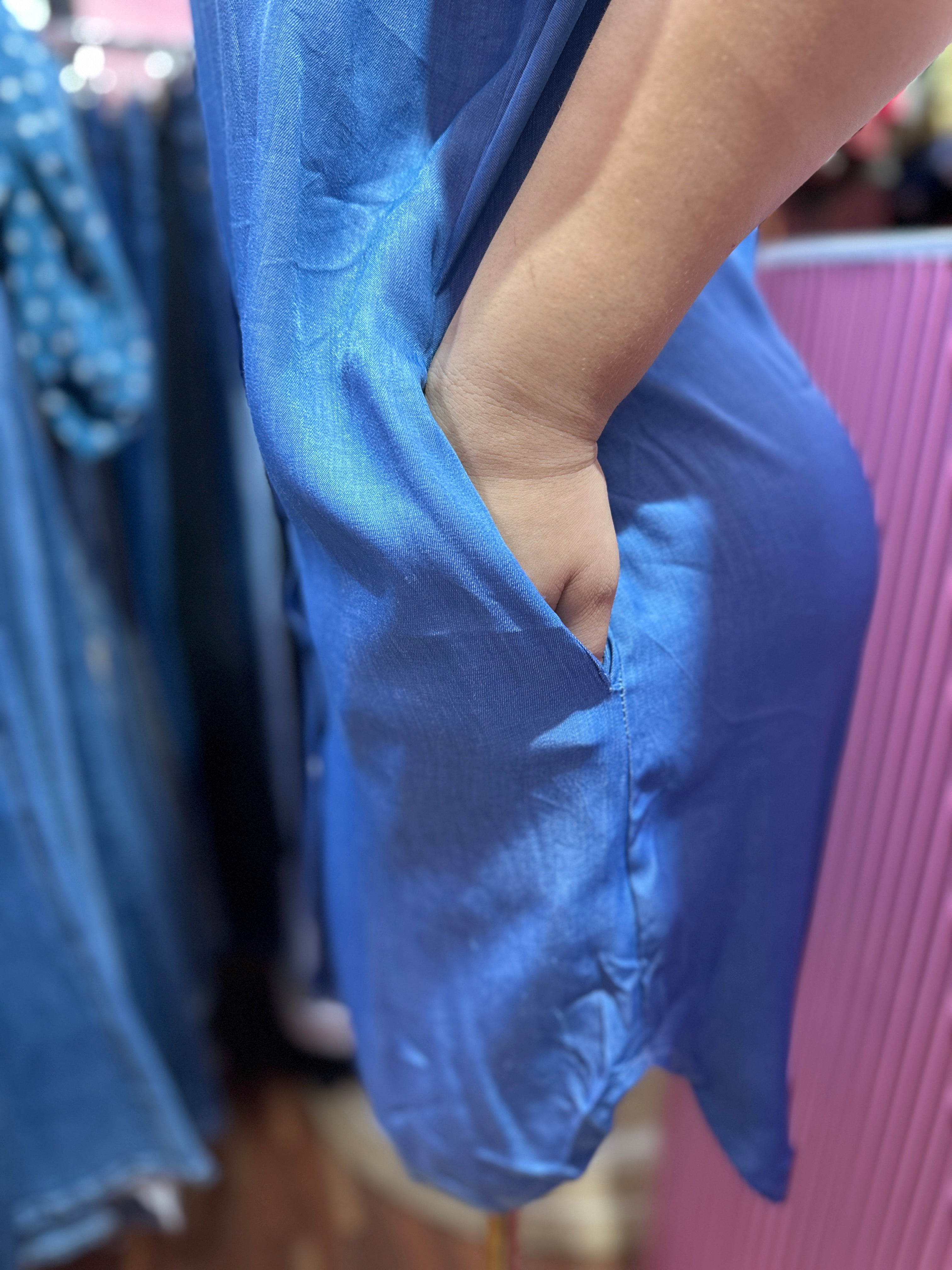 Vestido azul casual con botones, mangas cortas y bolsillos
