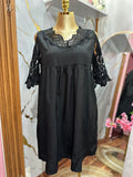 Vestido negro con bordado de blonda en las mangas y el pecho