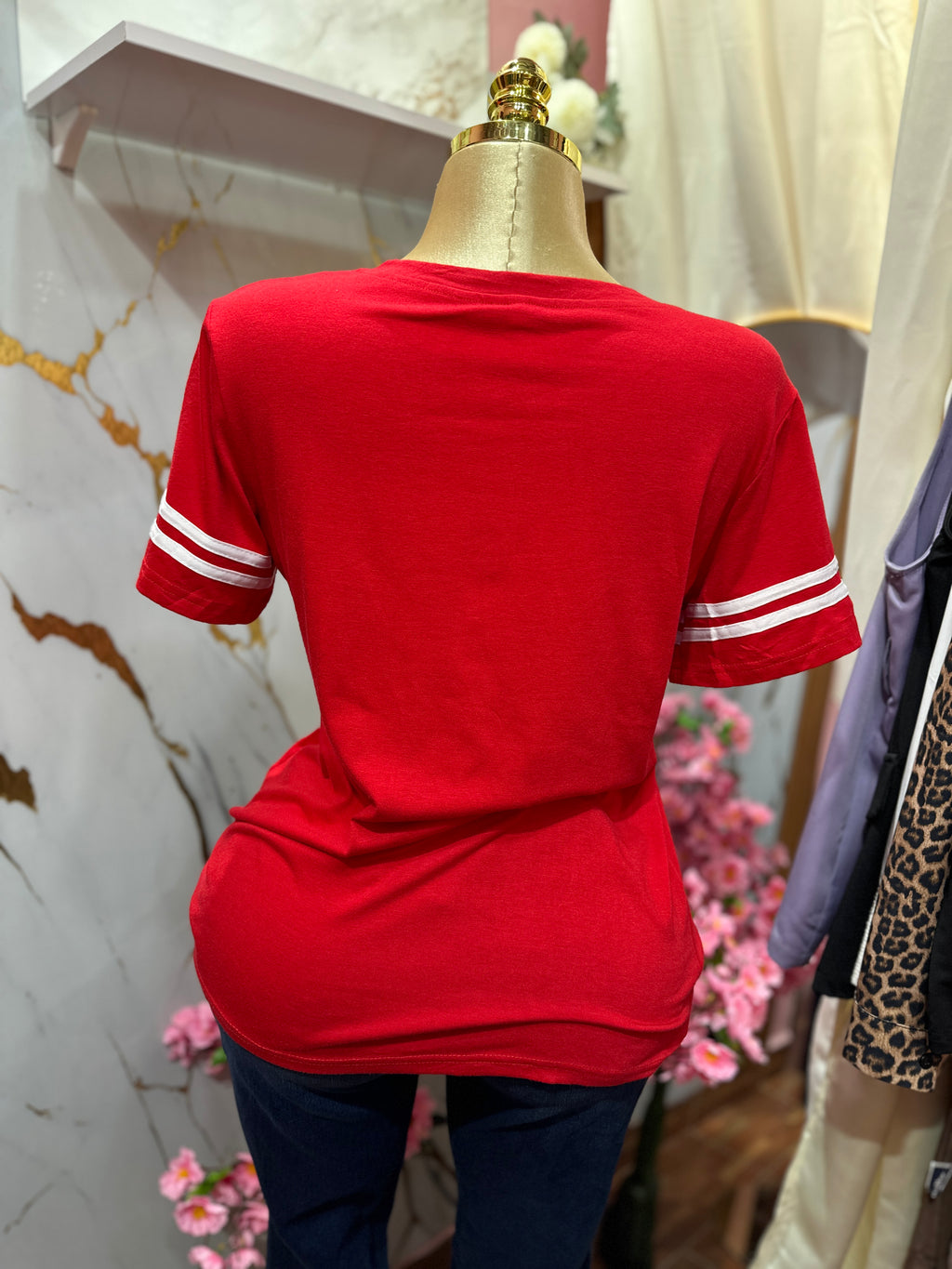 Camiseta roja con cuello en V