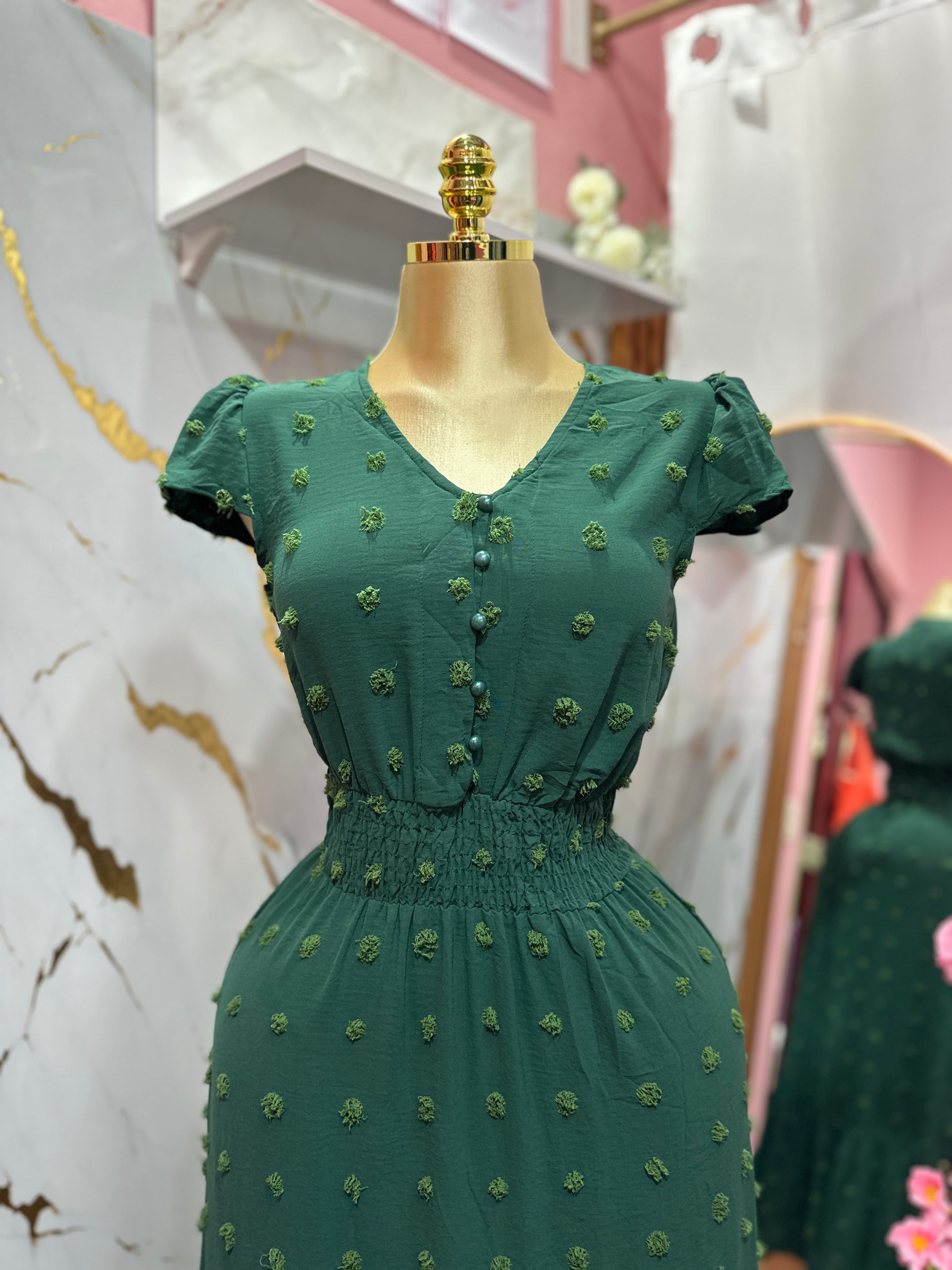 Vestido largo color verde con diseño elegante