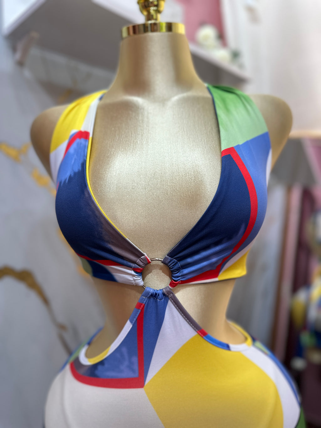 Vestido corto sexy con un cuello estilo halter y diseño de lazos en la espalda