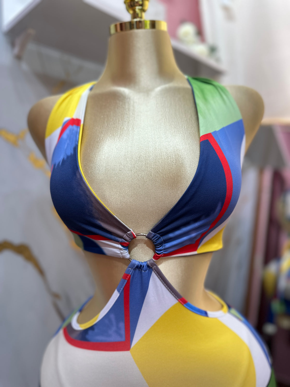 Vestido corto sexy con un cuello estilo halter y diseño de lazos en la espalda
