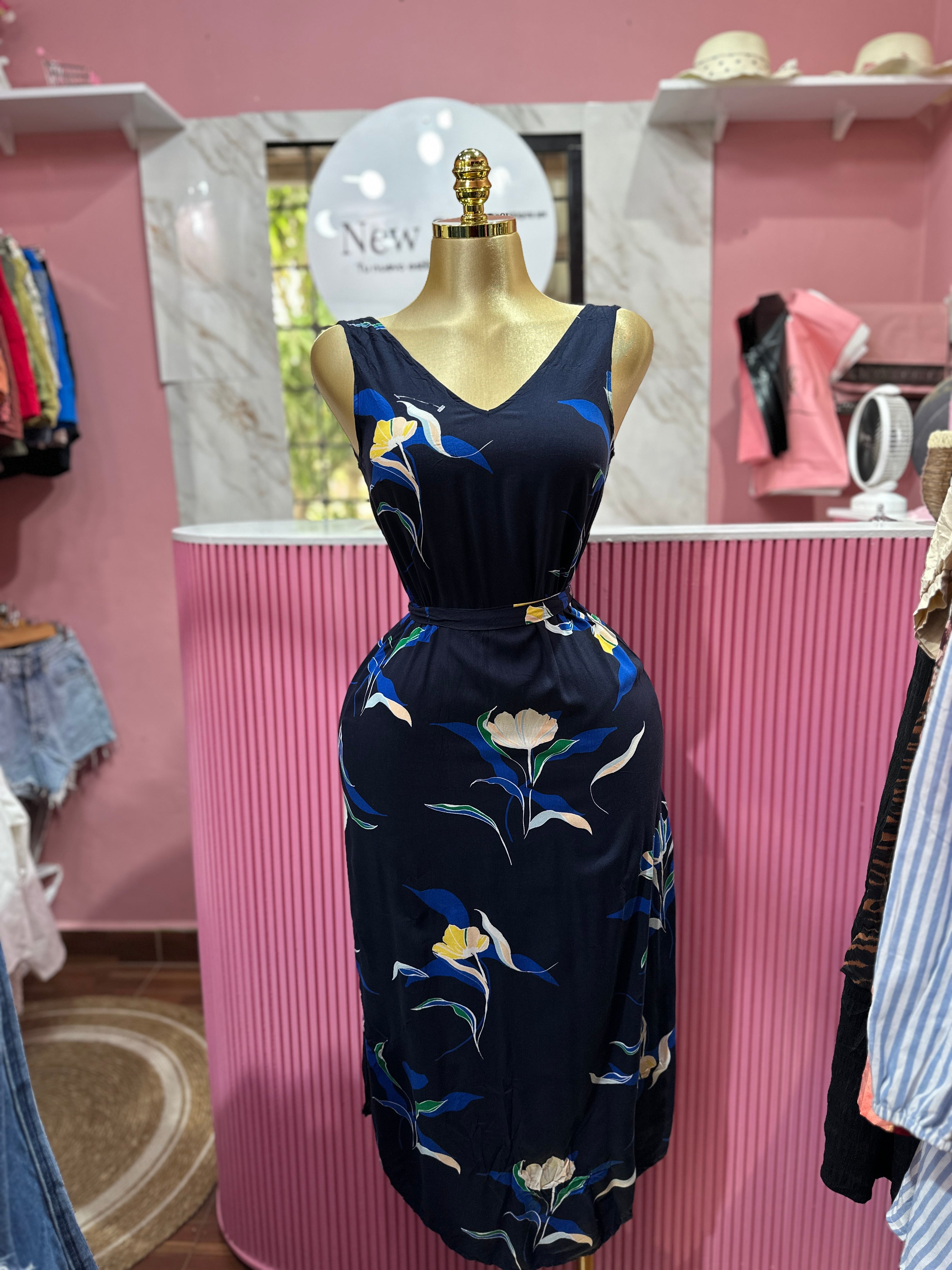 Vestido midi de color azul con estampado floral tropical