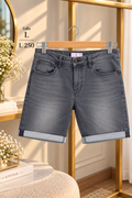 Short de mezclilla gris con dobladillo