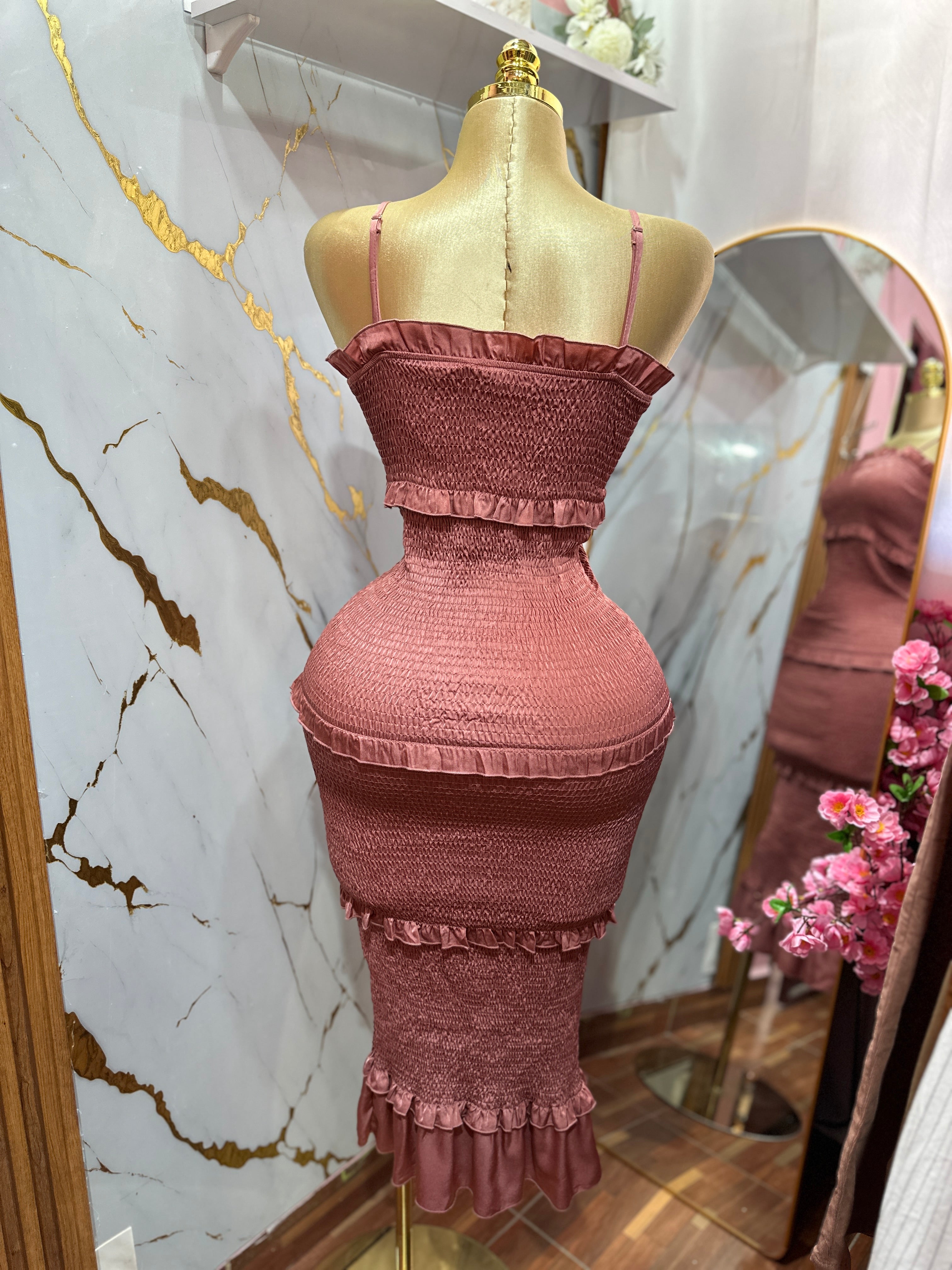 Vestido elegante color rosa con diseño ajustado