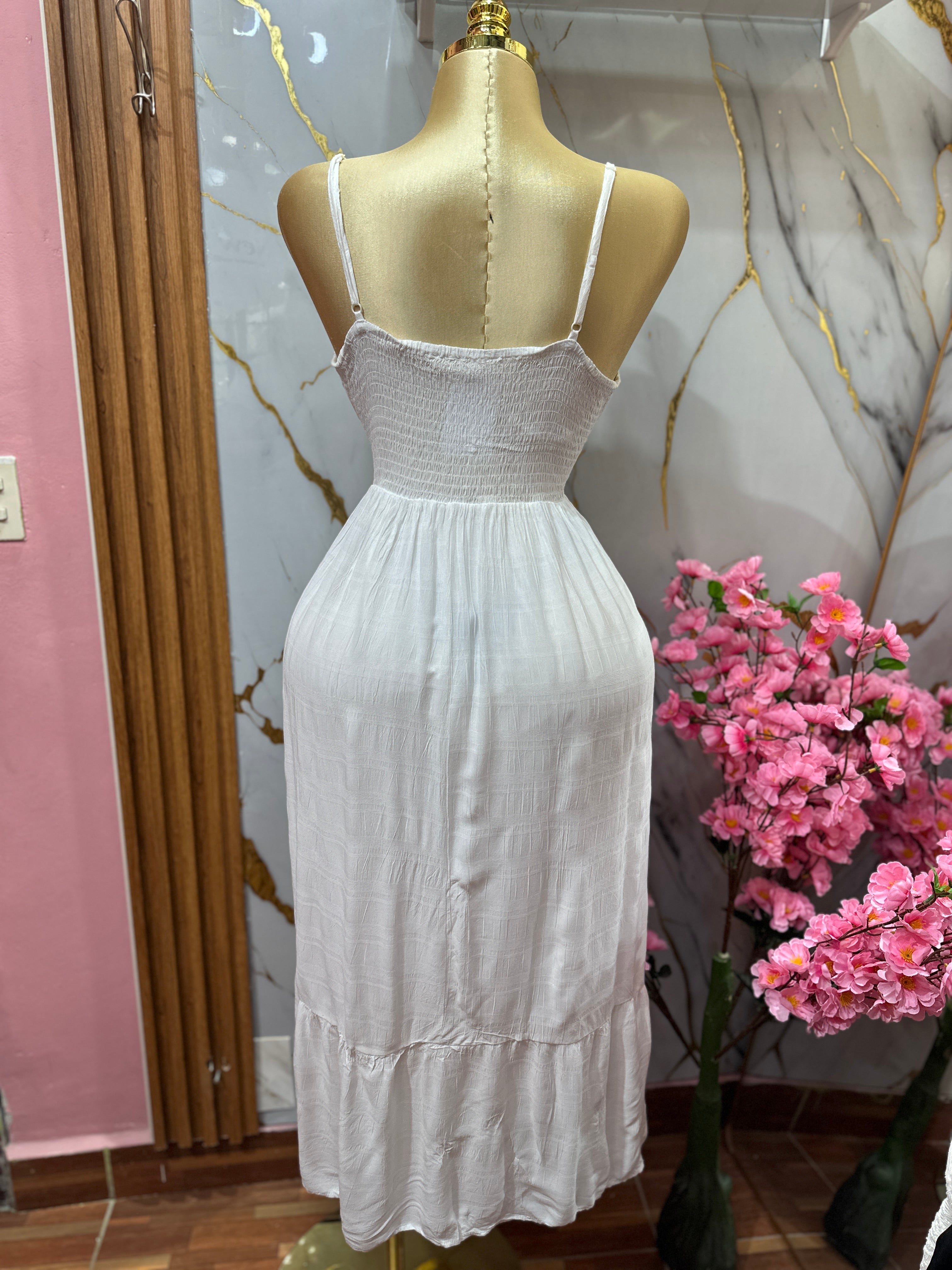 Vestido blanco de tirantes estilo Maxi con detalle de fruncido en la cintura
