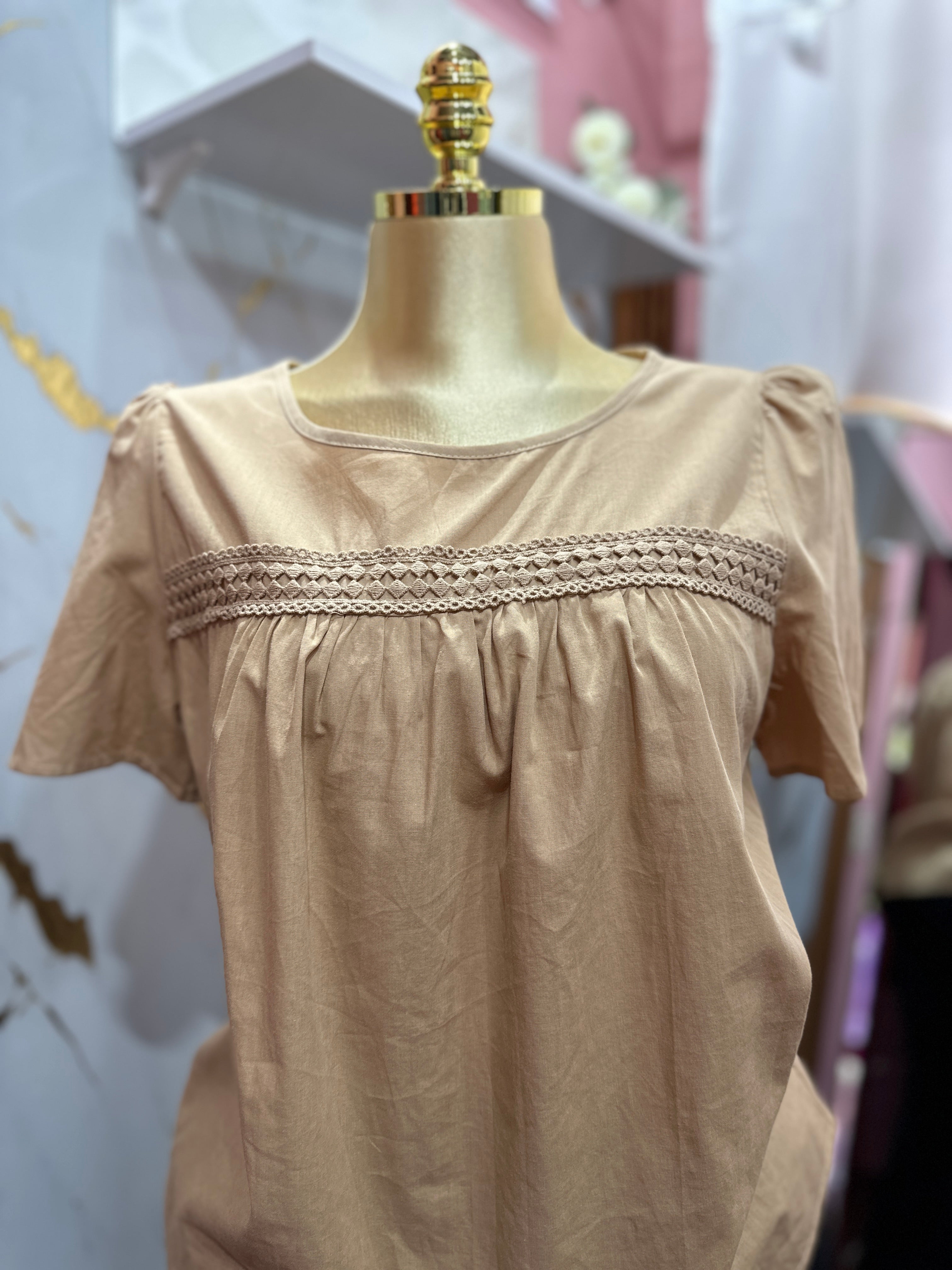 Camisa básica tipo manta color café con bordado de blonda en el pecho