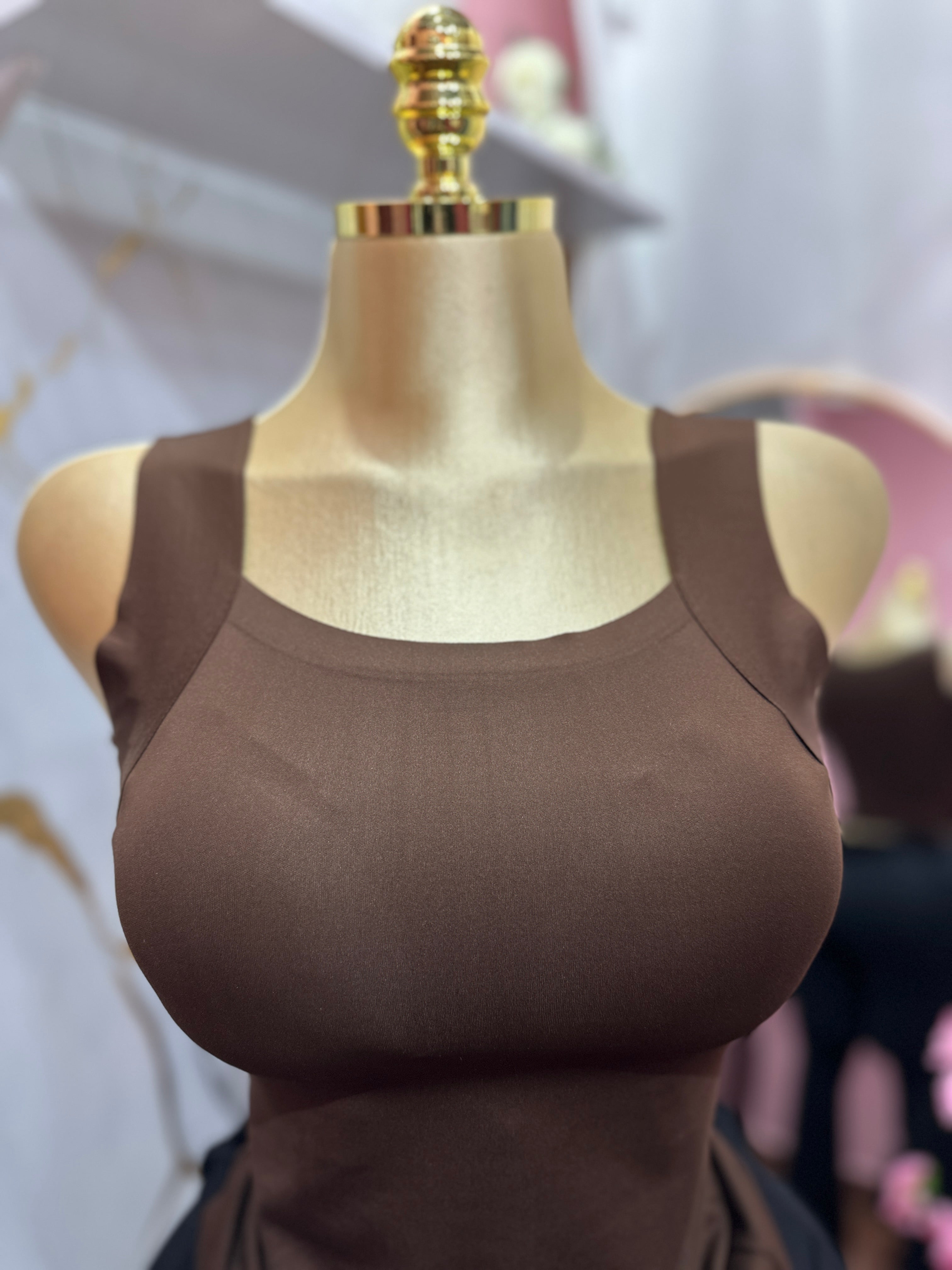 Blusa tipo Crop top color café de tirantes anchos con sostén incorporado