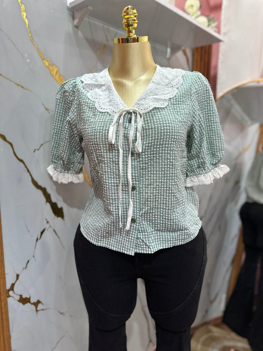 Blusa verde estilo coquette mangas y bordado blanco