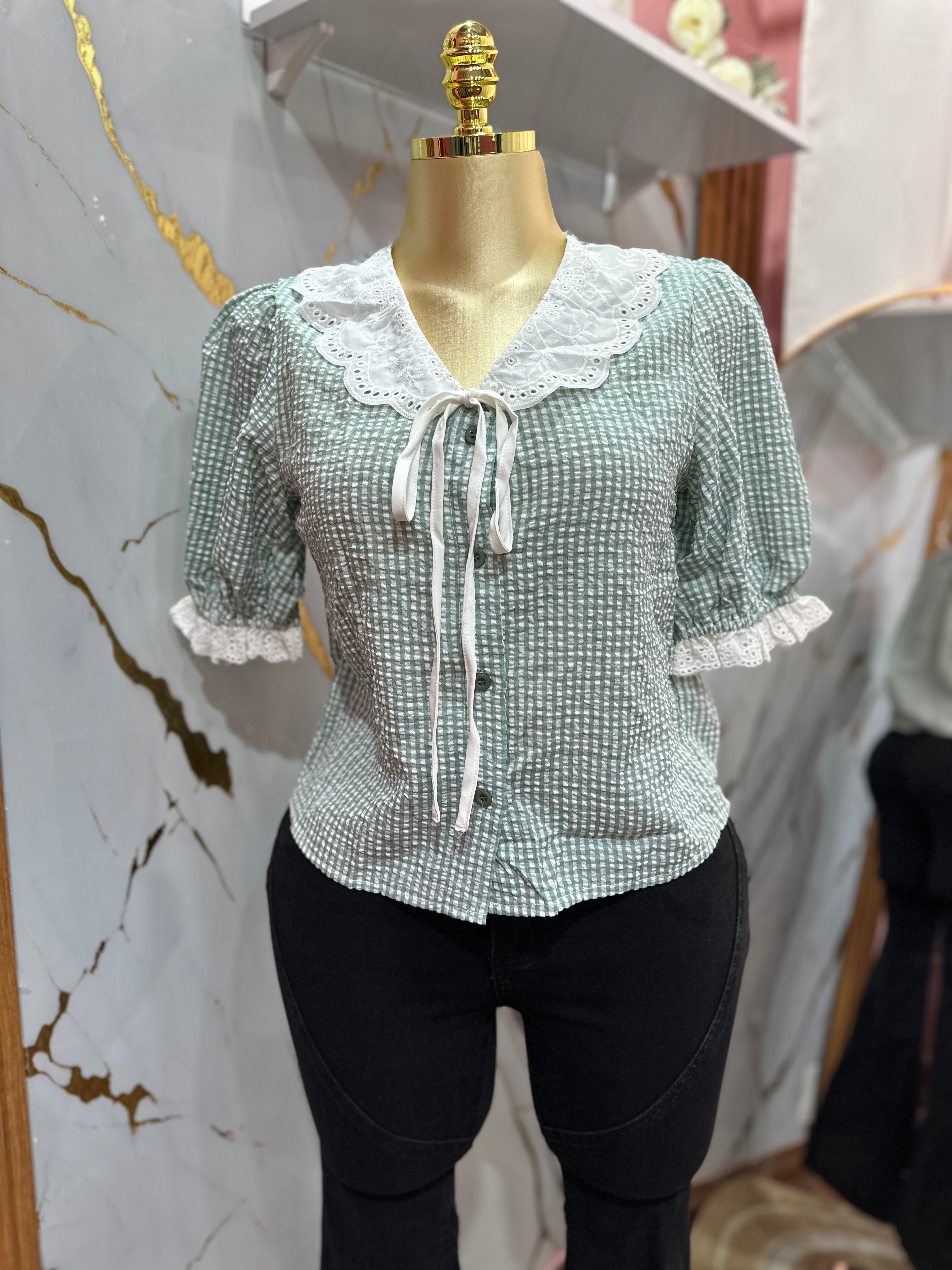 Blusa verde estilo coquette mangas y bordado blanco