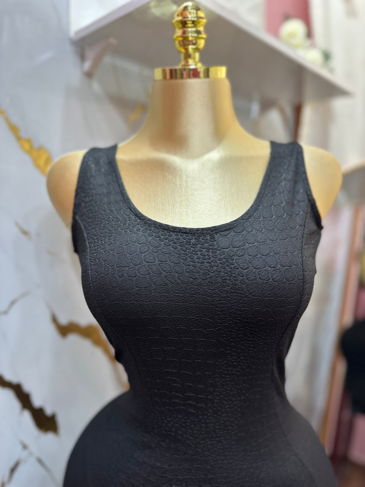 Vestido corto color negro ajustado con abertura lateral destaca por su espalda descubierta