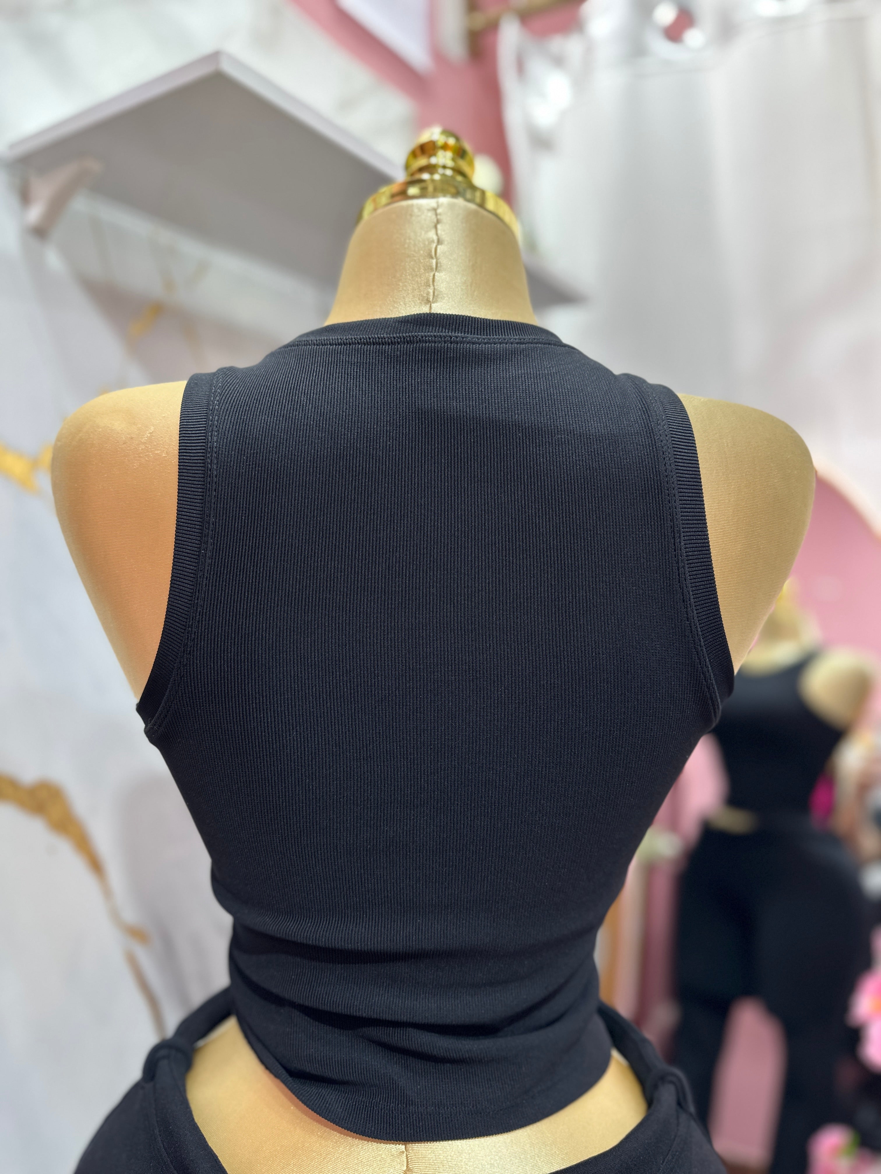 Crop top sin mangas color negro con un sostén incorporado