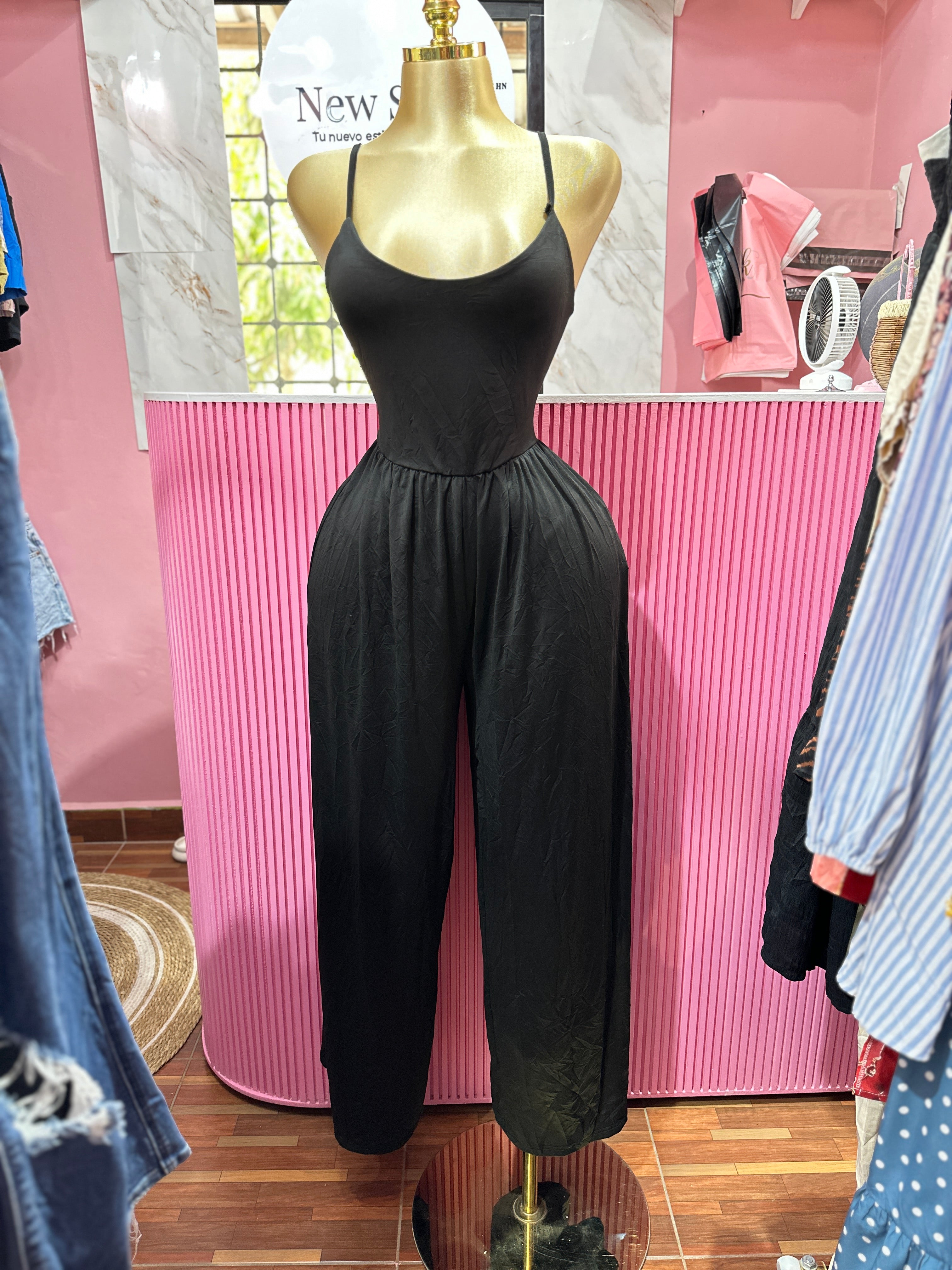 Jumper negro con tirantes cruzados
