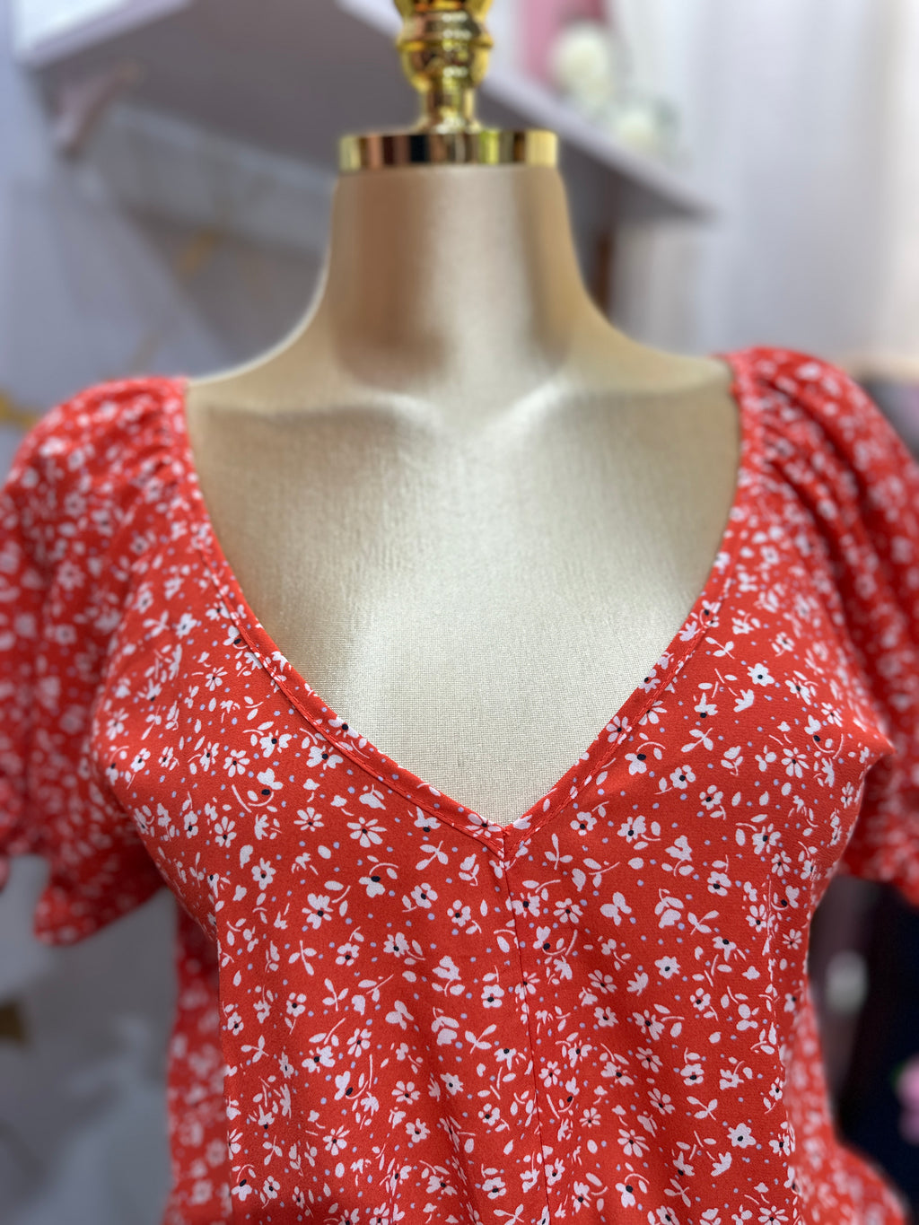 Blusa estilo peplum con estampado floral de mangas abombadas