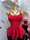 Blusa roja de tirantes finos cruzados en el pecho y un diseño ajustado en la cintura
