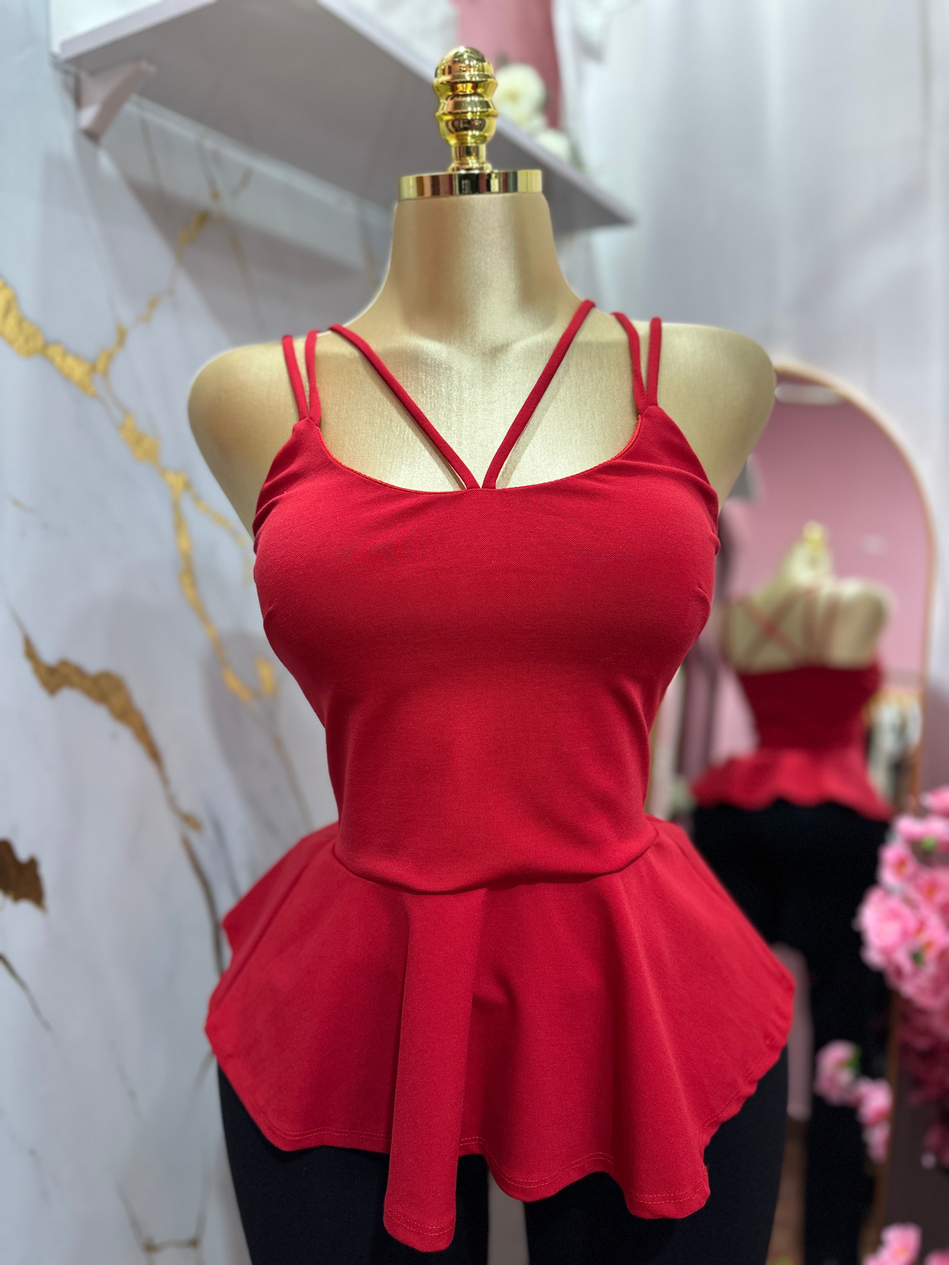 Blusa roja de tirantes finos cruzados en el pecho y un diseño ajustado en la cintura