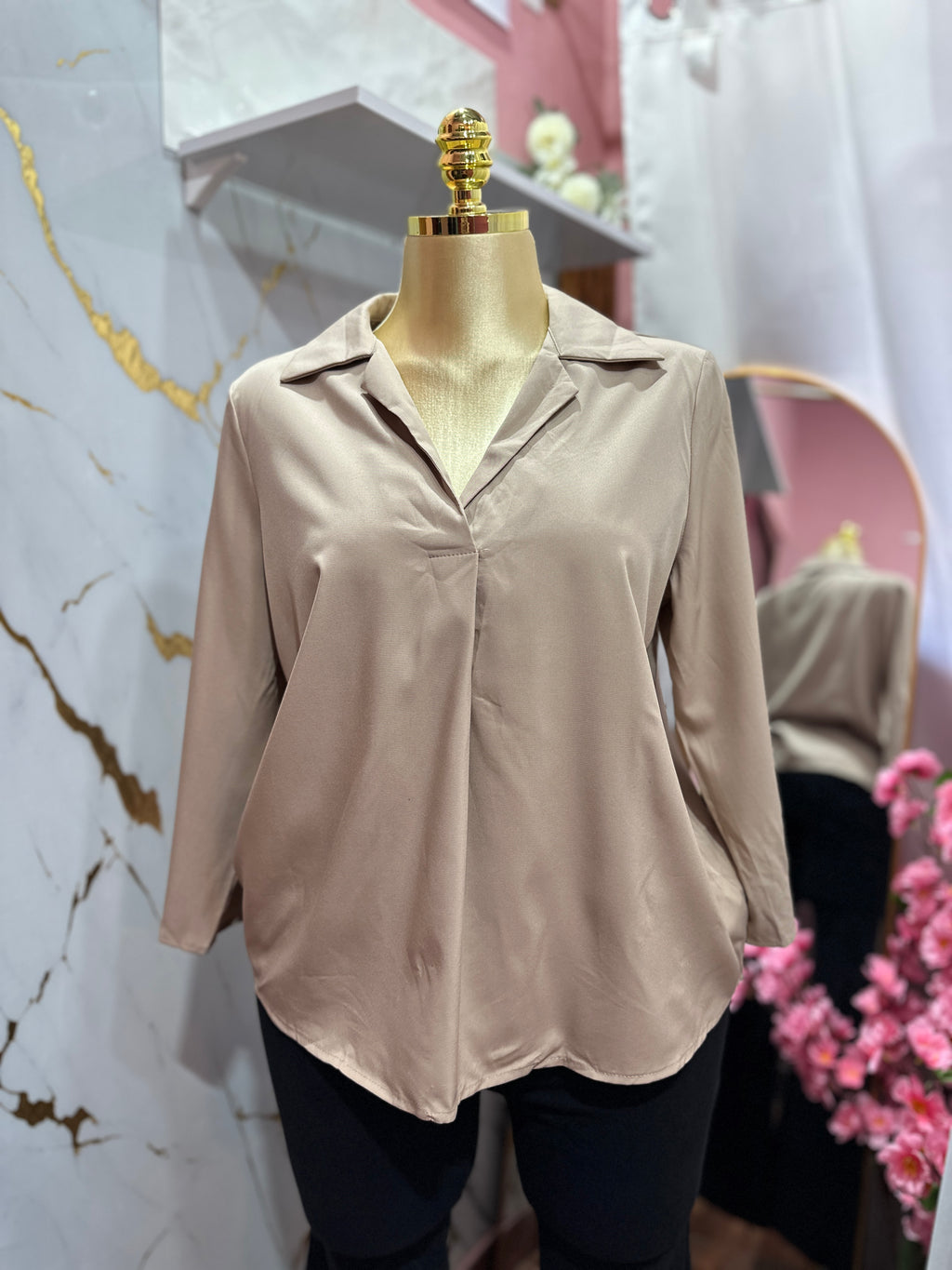 Blusa beige estilo elegante con mangas largas ajustables