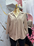 Blusa beige estilo elegante con mangas largas ajustables