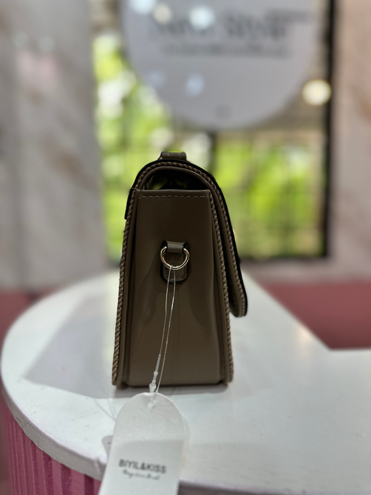 Cartera elegante en tono café con diseño texturizado y con correa ajustable