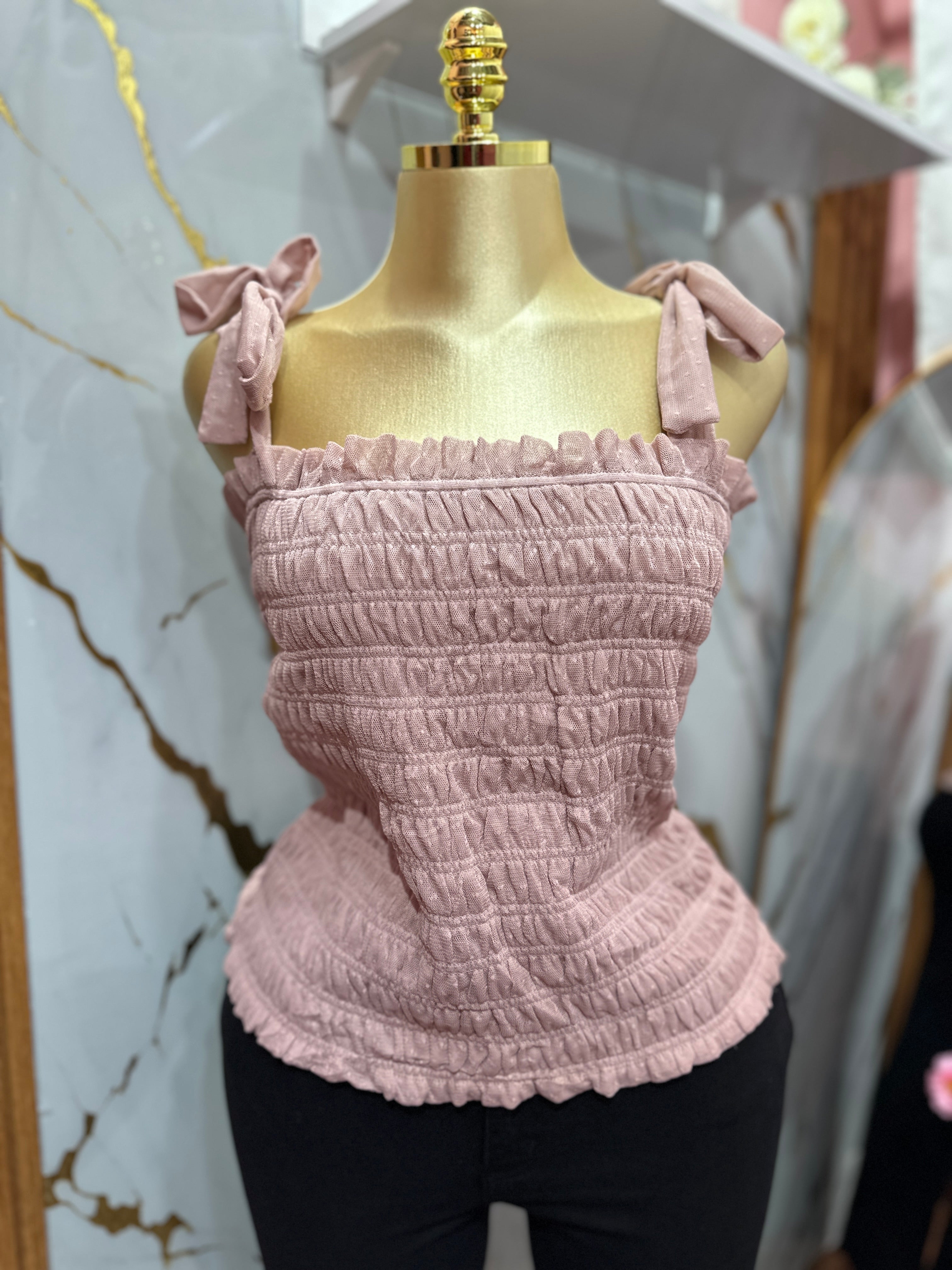Blusa color rosa palo con diseño fruncido con tirantes de amarrar en los hombros