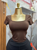 Top corto con cuello cuadrado de manga corta