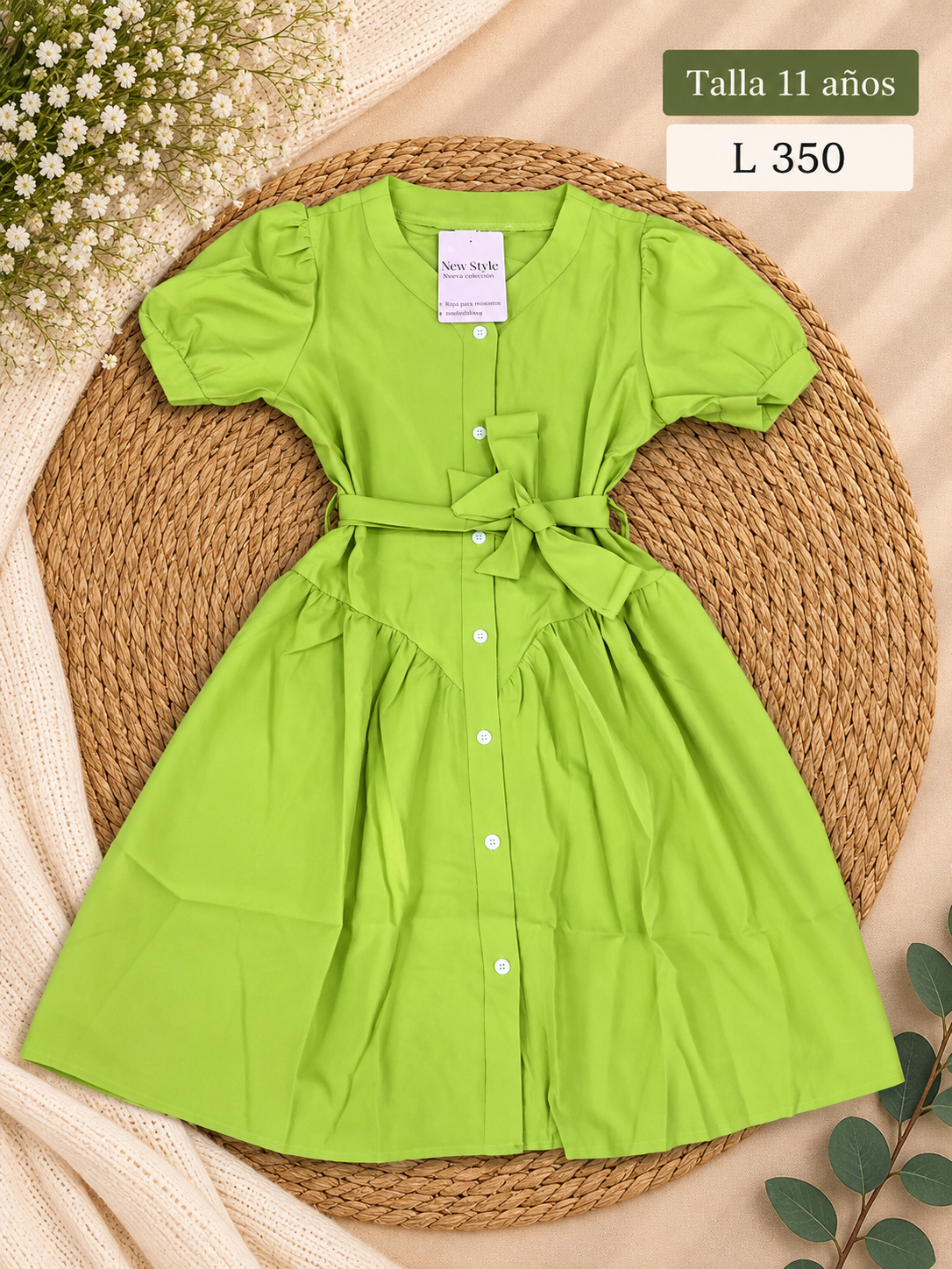 Vestido verde de manga corta para niña con un cinturón de lazo al frente